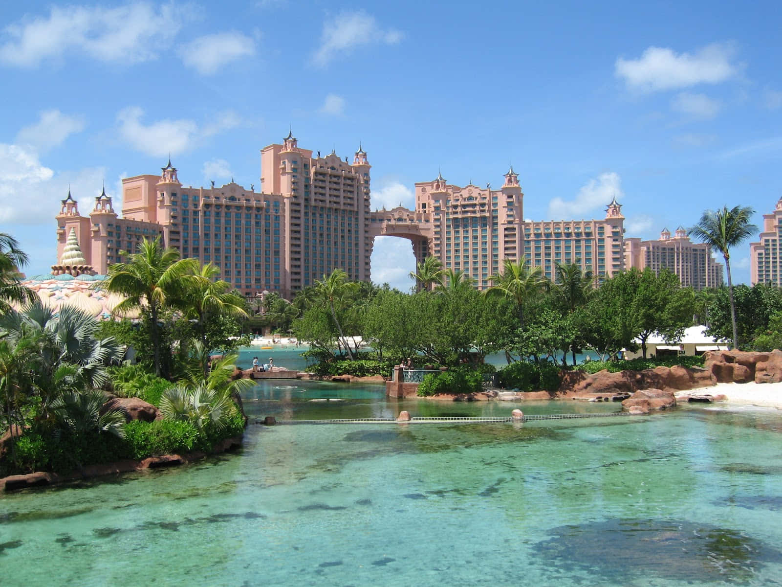 Atlantis Resort, pink resort hotel, turquoise waters, HD Desktop Wallpaper