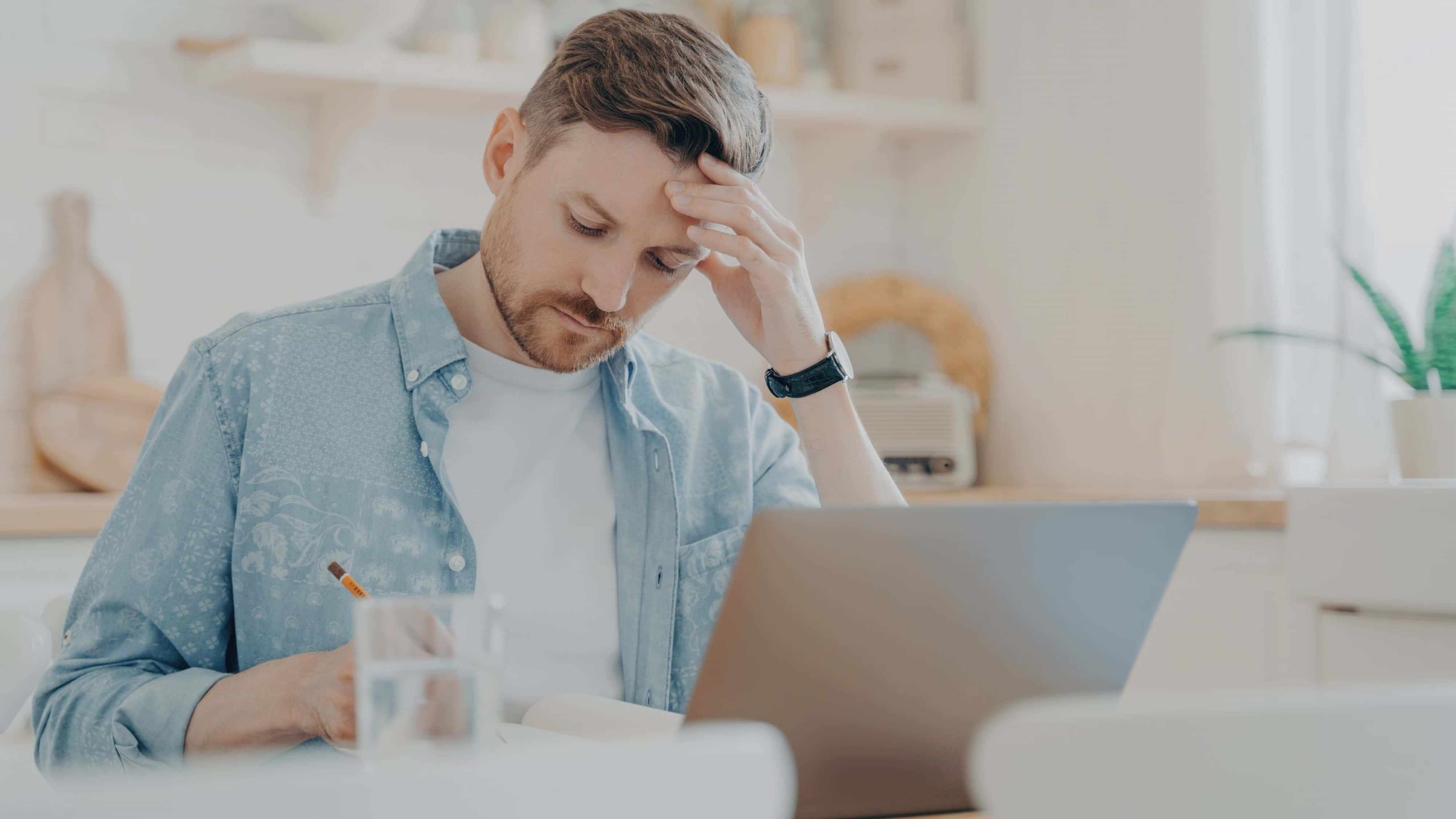 4K Boys Attitude Stressed Out Look, beard, bright kitchen table, 4K Desktop Wallpaper