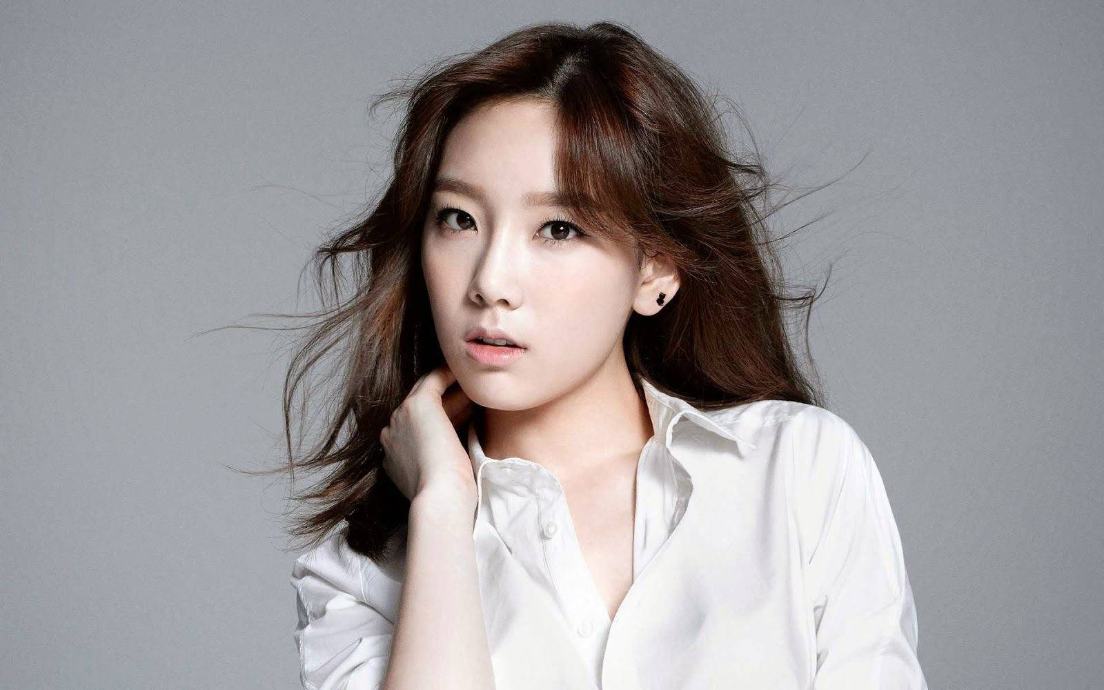 white shirt, brown hair, gray studio background, HD Desktop Wallpaper