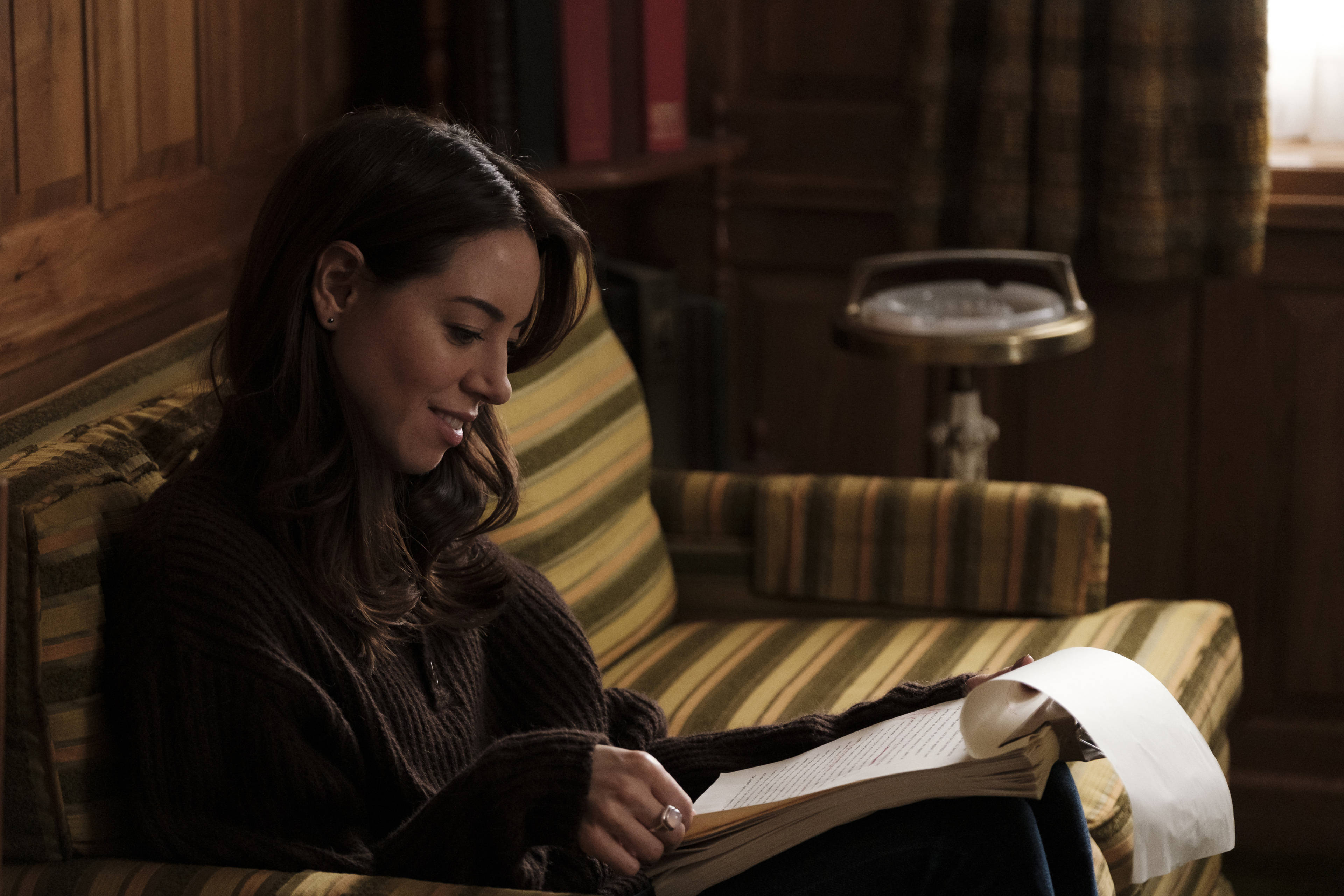 Aubrey Plaza, striped armchair, cozy sweater, 4K Desktop Wallpaper