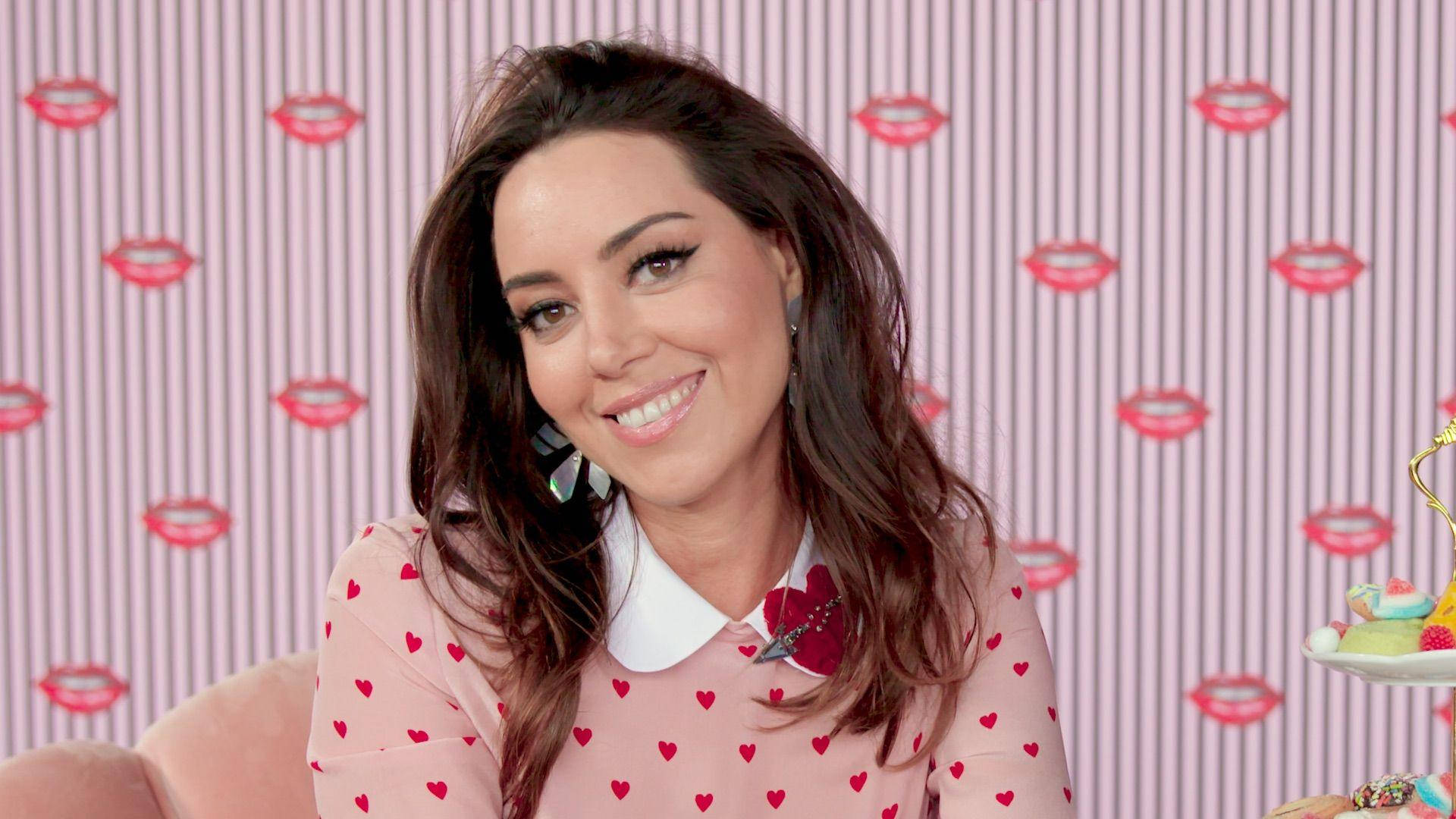 Aubrey Plaza, pink heart-patterned blouse, striped wallpaper, Full HD Desktop Wallpaper