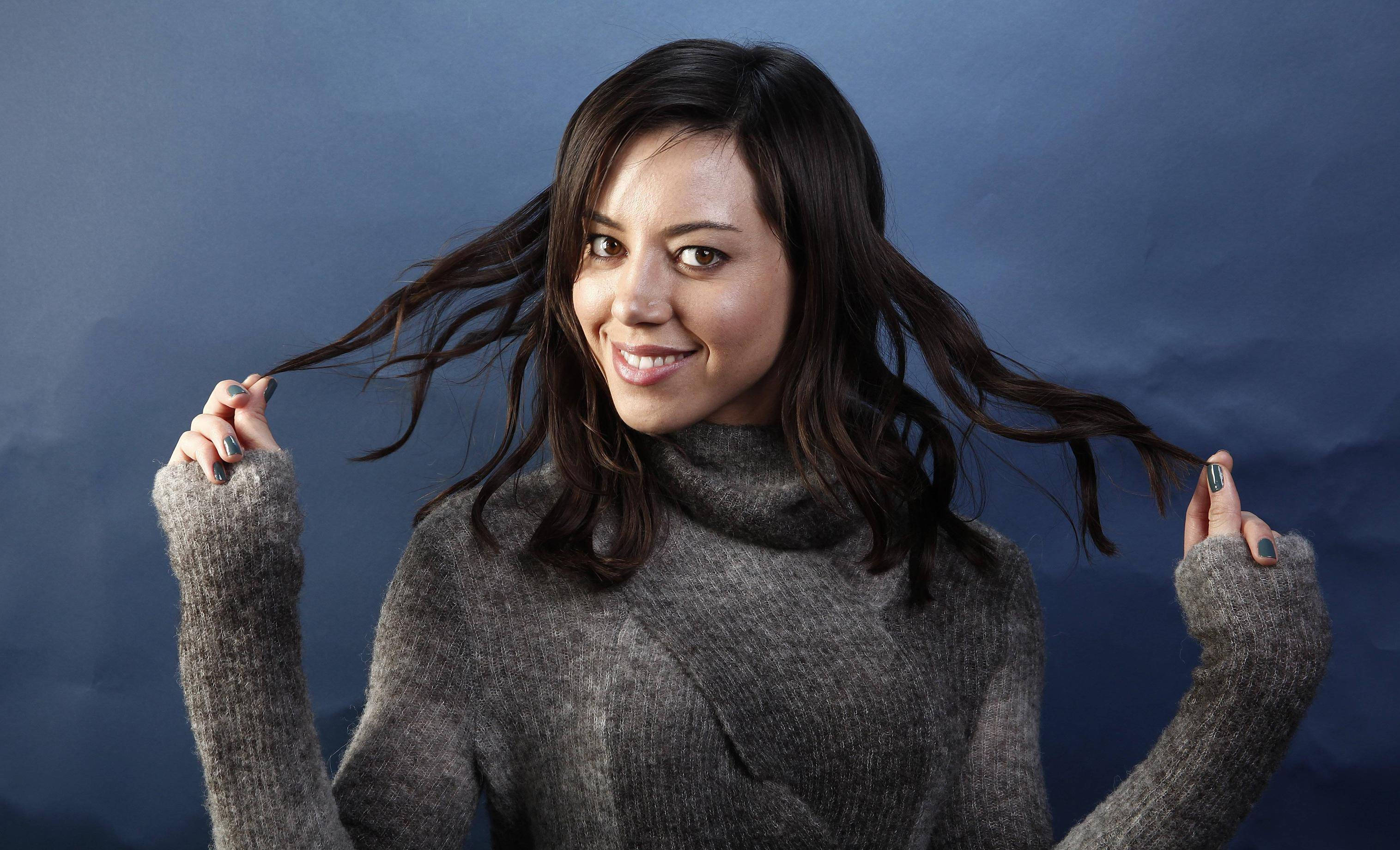 Aubrey Plaza, wavy hairstyle, gray turtleneck sweater, 2K Desktop Wallpaper