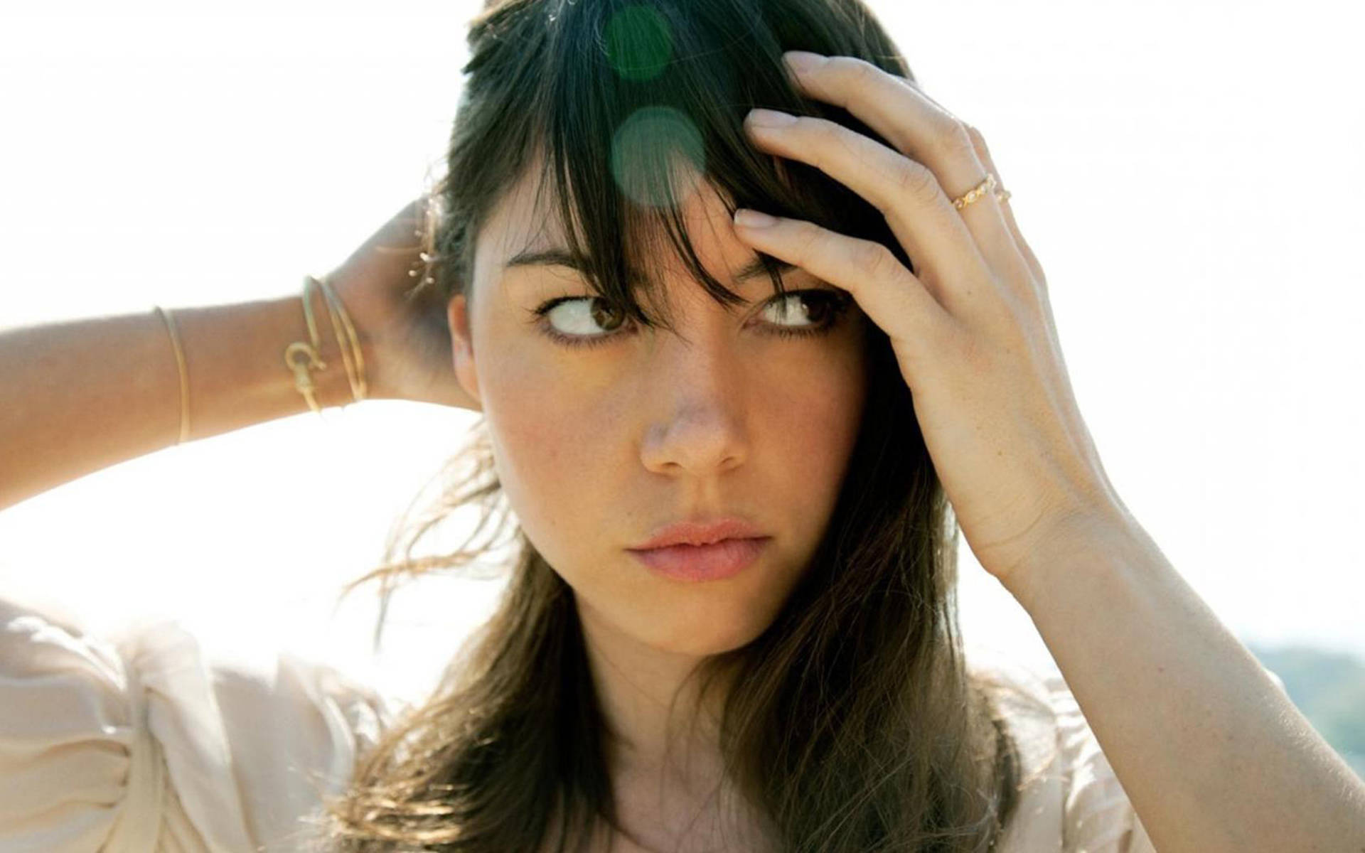 Aubrey Plaza, dark hair, gold jewelry, Full HD Desktop Wallpaper