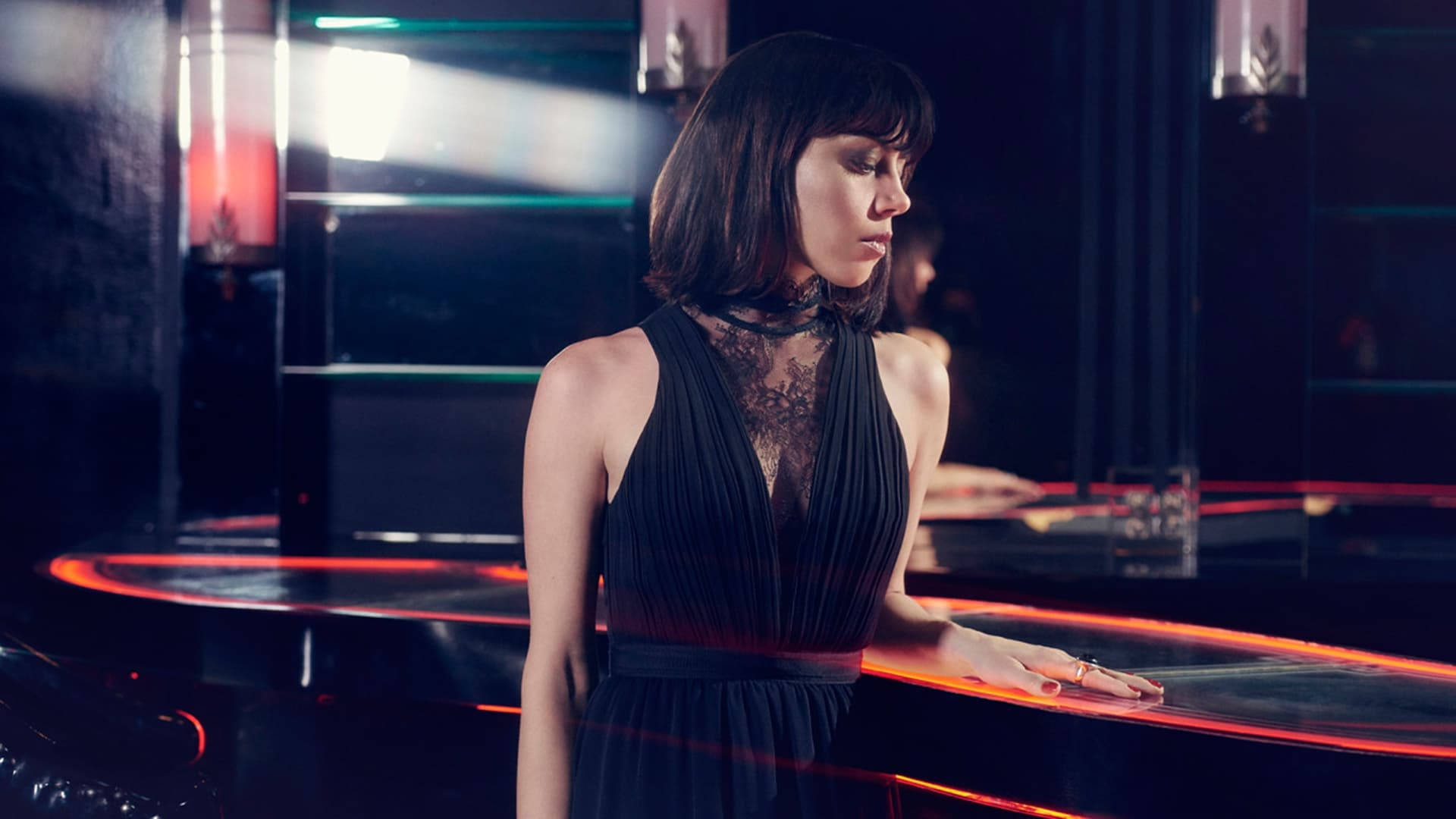Aubrey Plaza, black dress, glowing red bar, Full HD Desktop Wallpaper