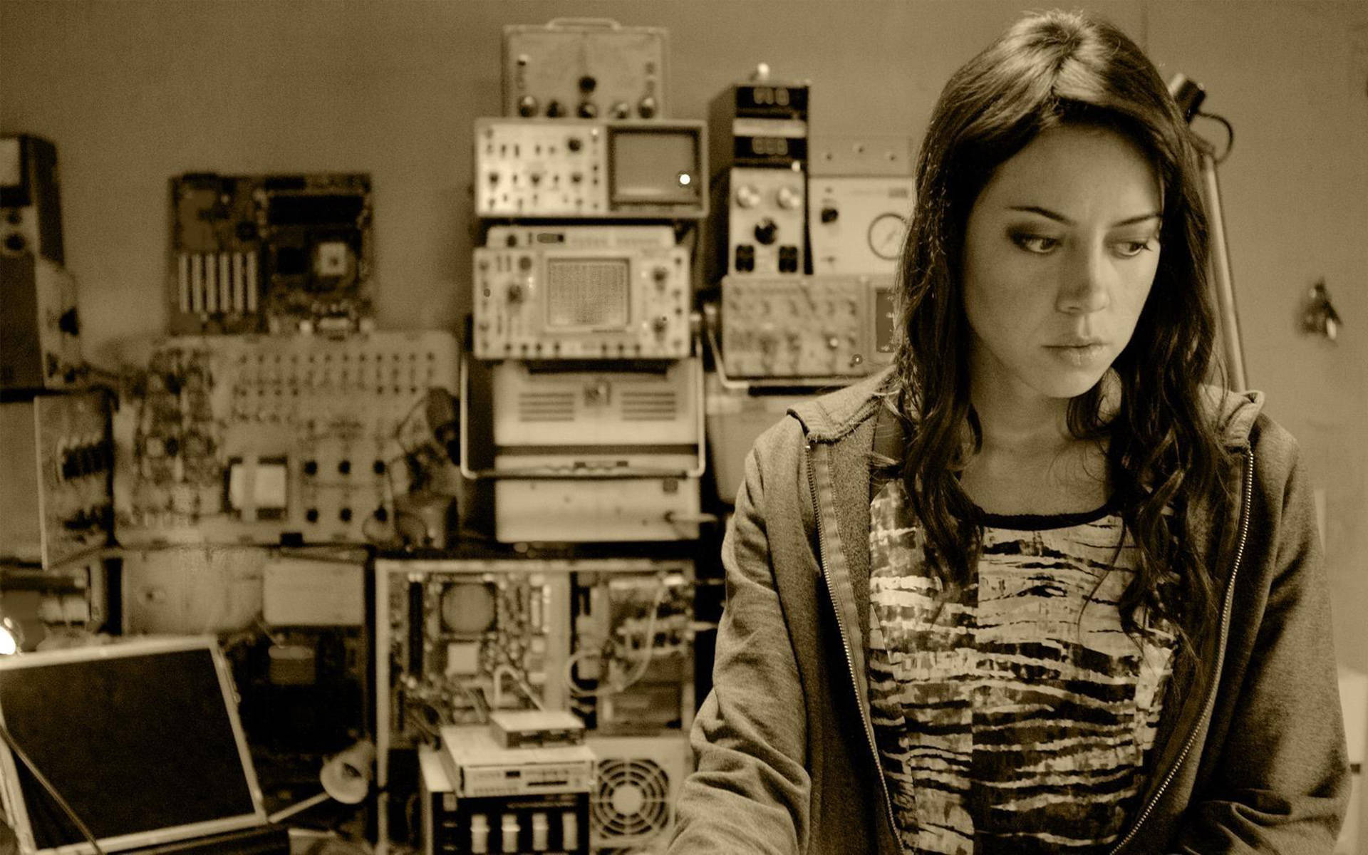 Aubrey Plaza, hoodie, cluttered lab, Full HD Desktop Wallpaper
