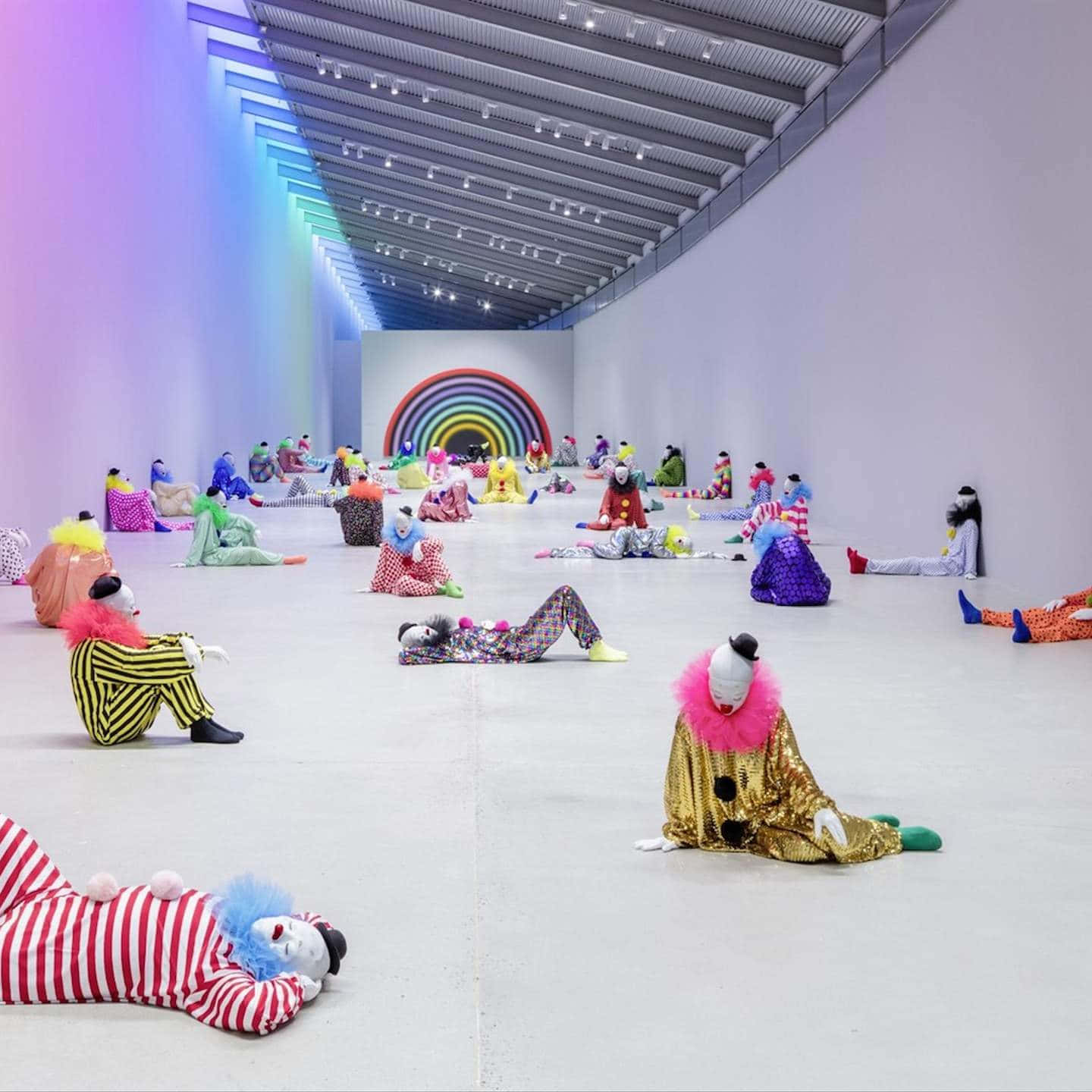 Auckland Art Gallery, colorful clowns, vibrant costumes, HD Desktop Wallpaper