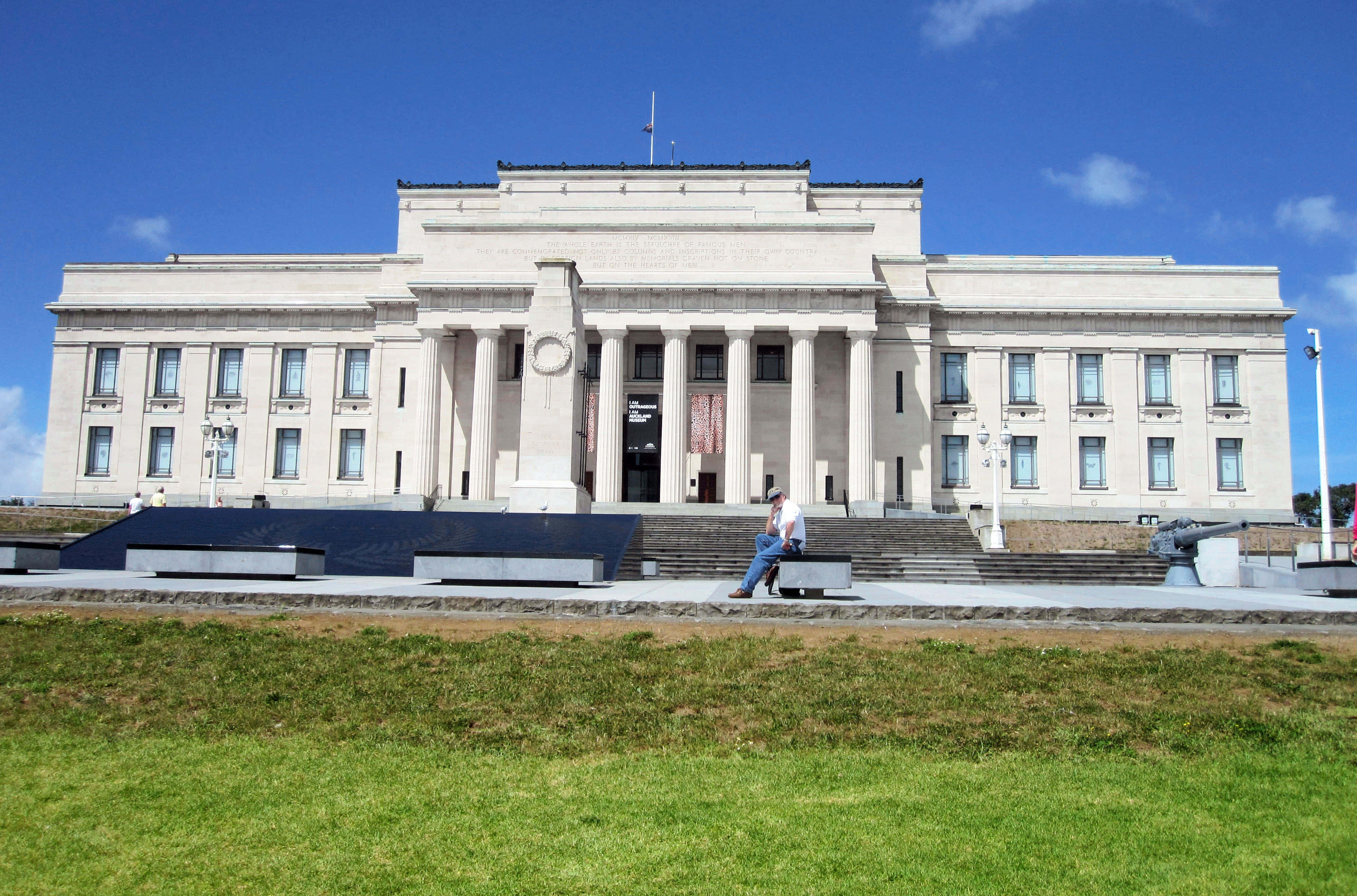 Auckland War Memorial Museum, neoclassical building, tall columns, 4K Desktop Wallpaper