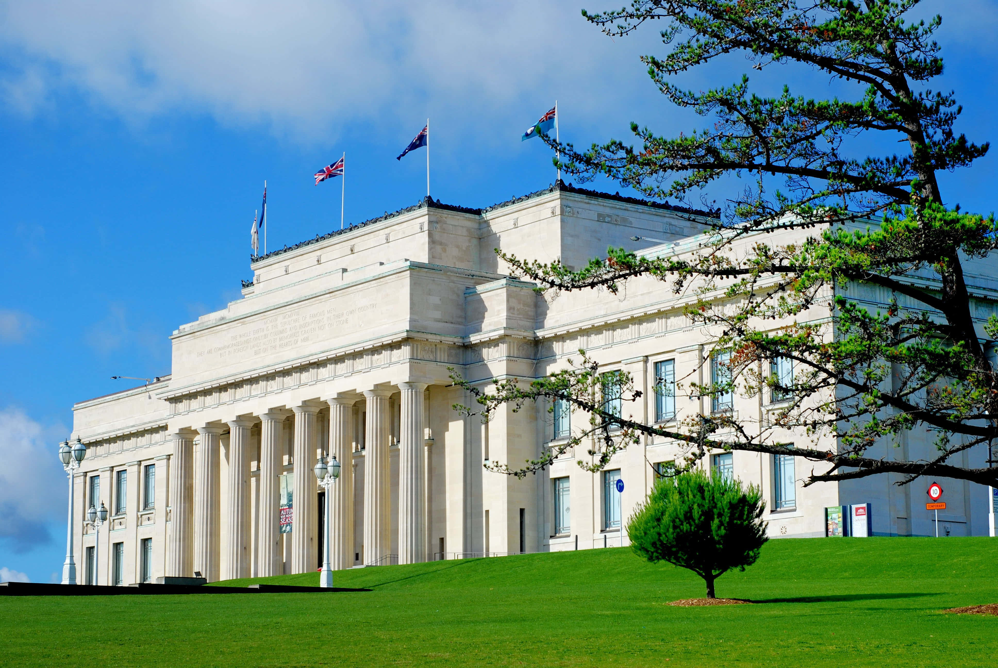 Auckland War Memorial Museum, neoclassical building, tall columns, 4K Desktop Wallpaper