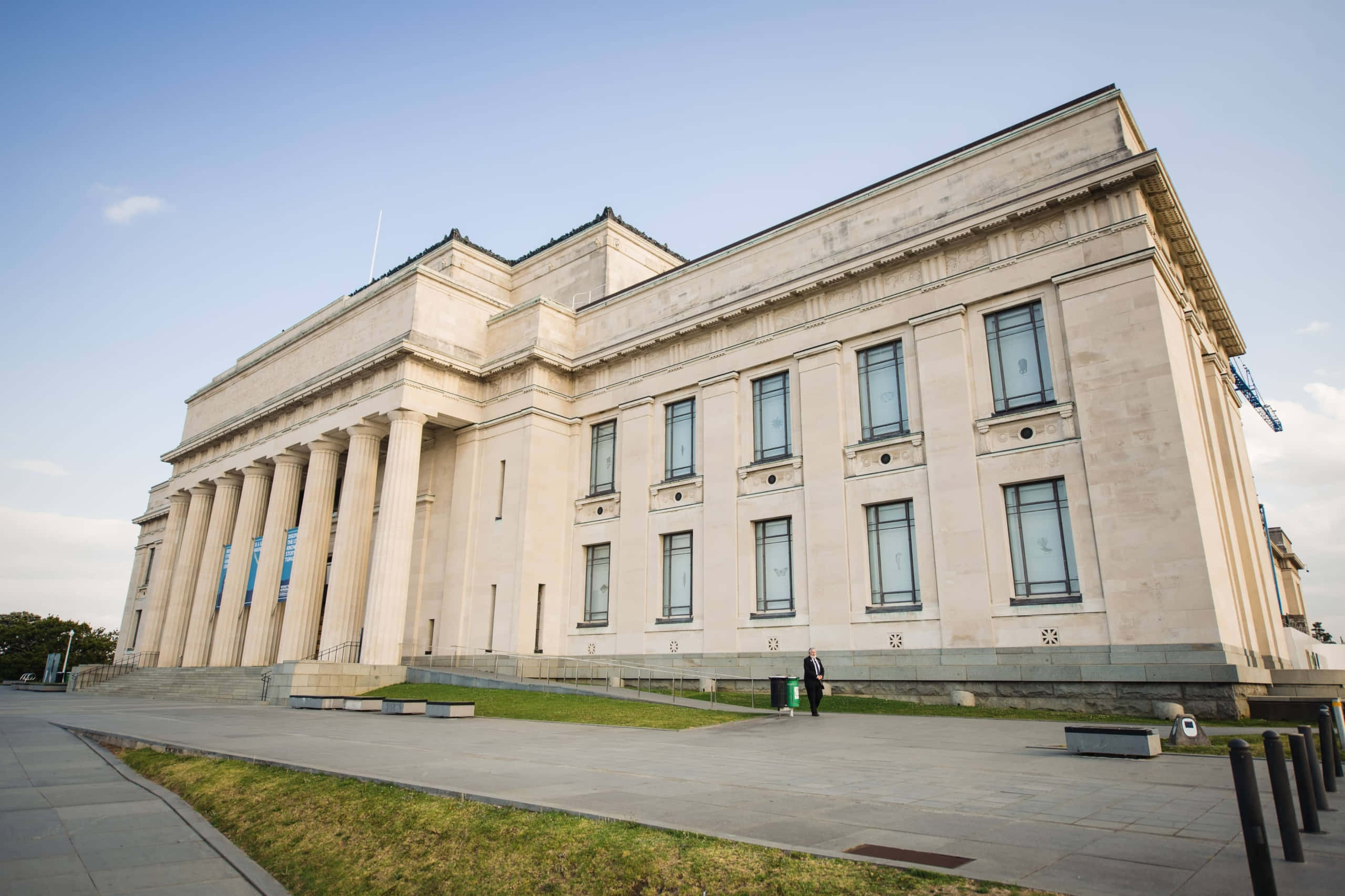 Auckland War Memorial Museum, neoclassical, tall columns, 2K Desktop Wallpaper