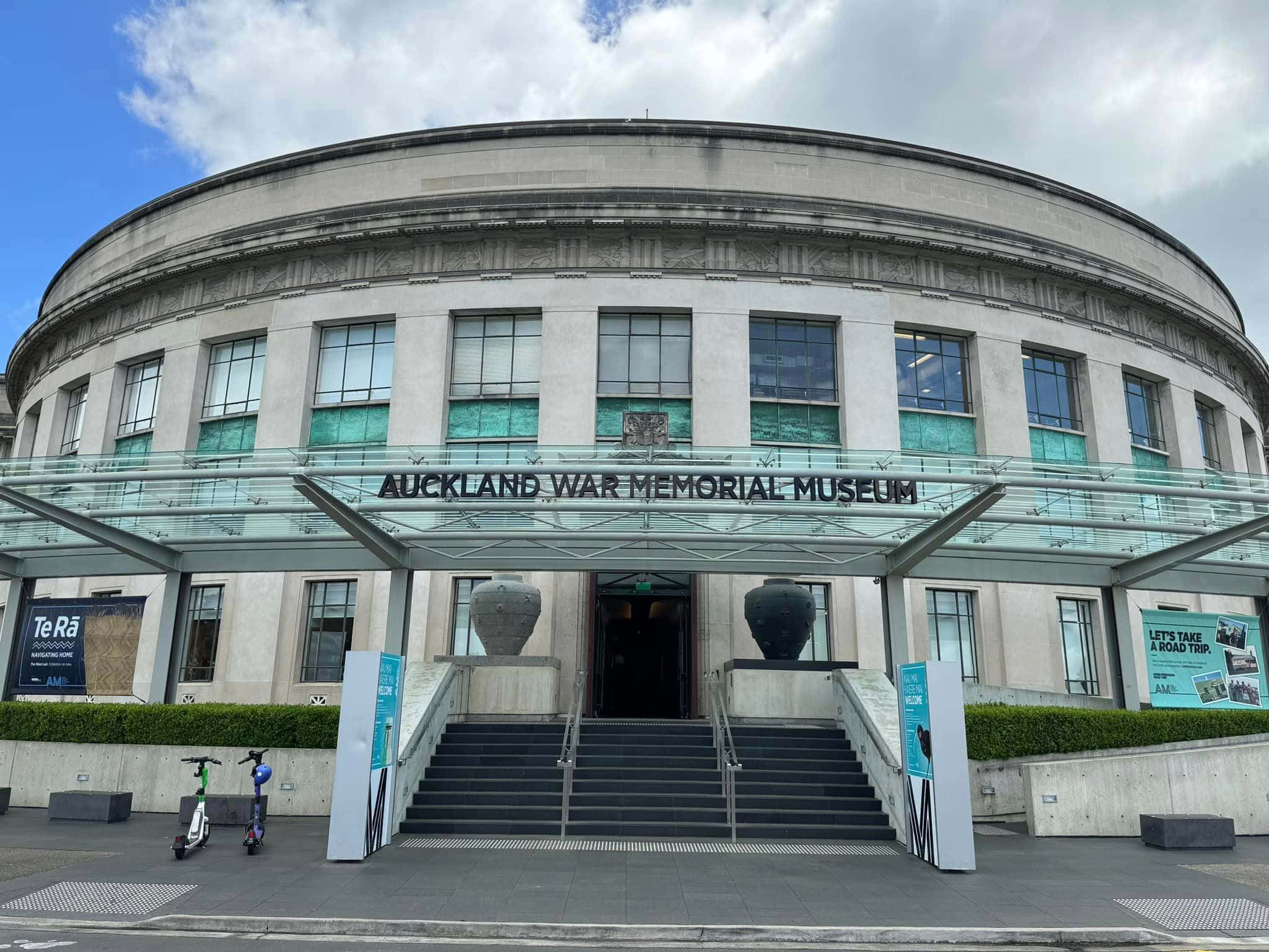 Auckland War Memorial Museum, curved stone facade, partly cloudy sky, Full HD Desktop Wallpaper