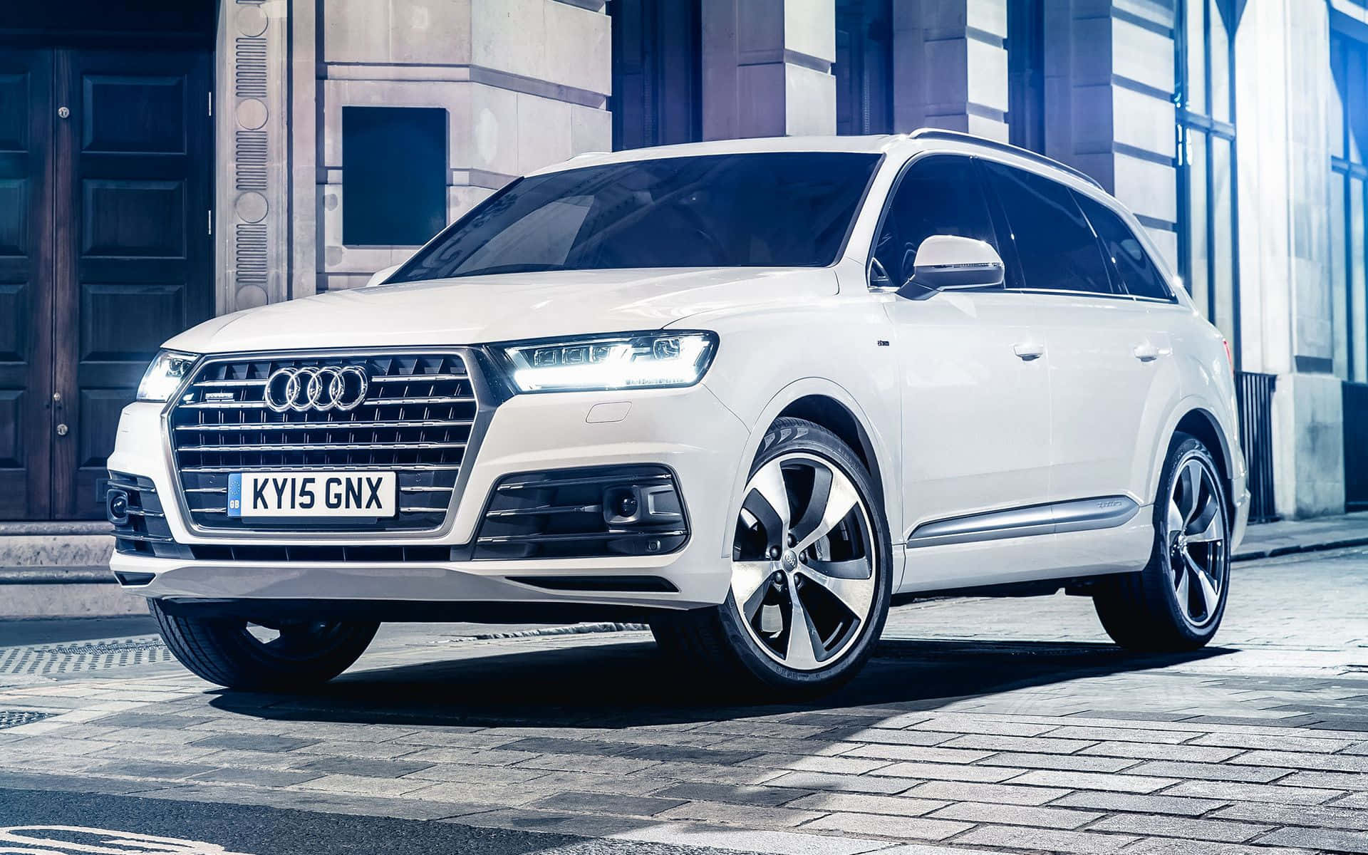 Audi Q7, white, cobblestone street, Full HD Desktop Wallpaper