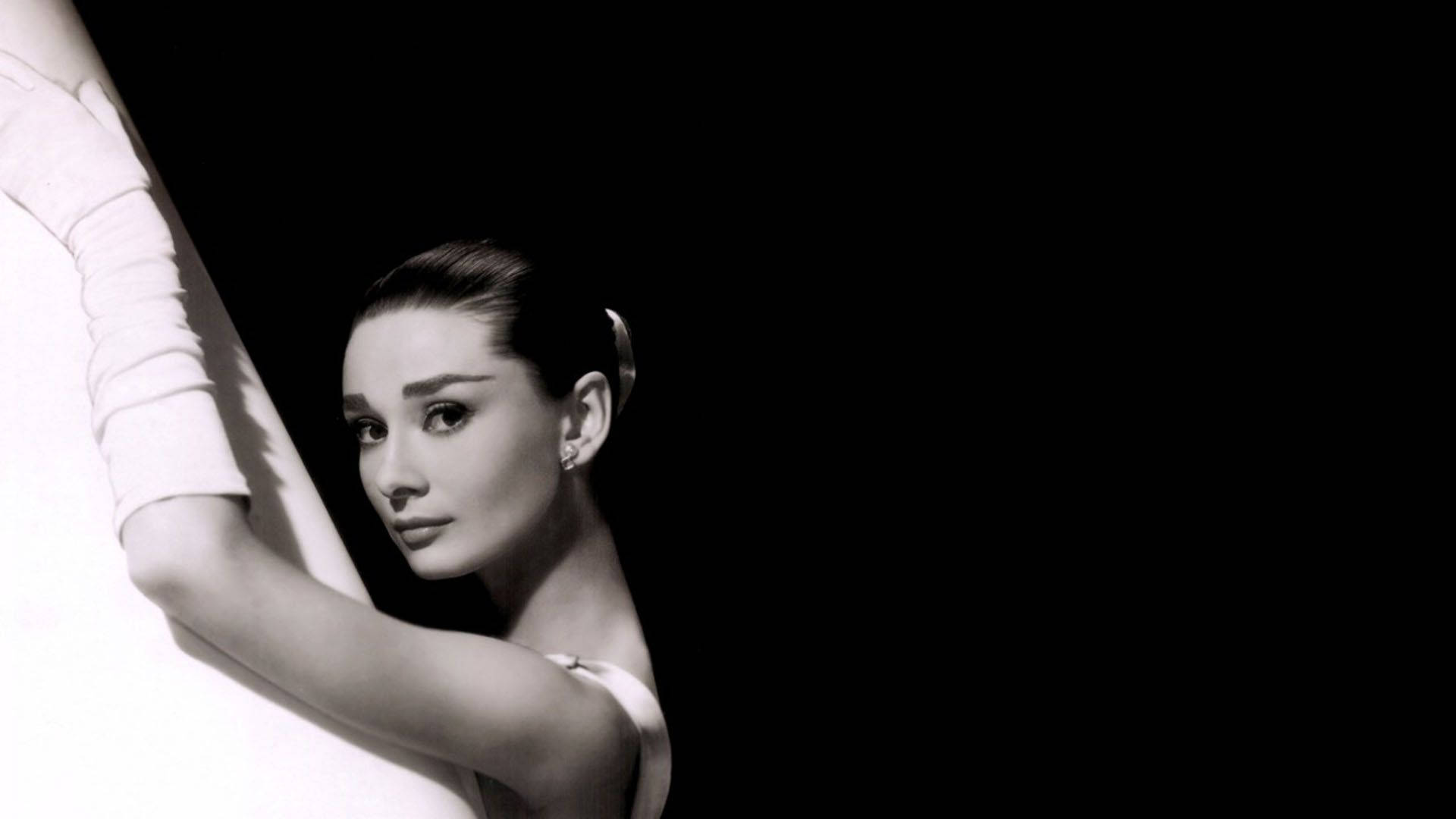 Audrey Hepburn, black and white portrait, white pillar, Full HD Desktop Wallpaper
