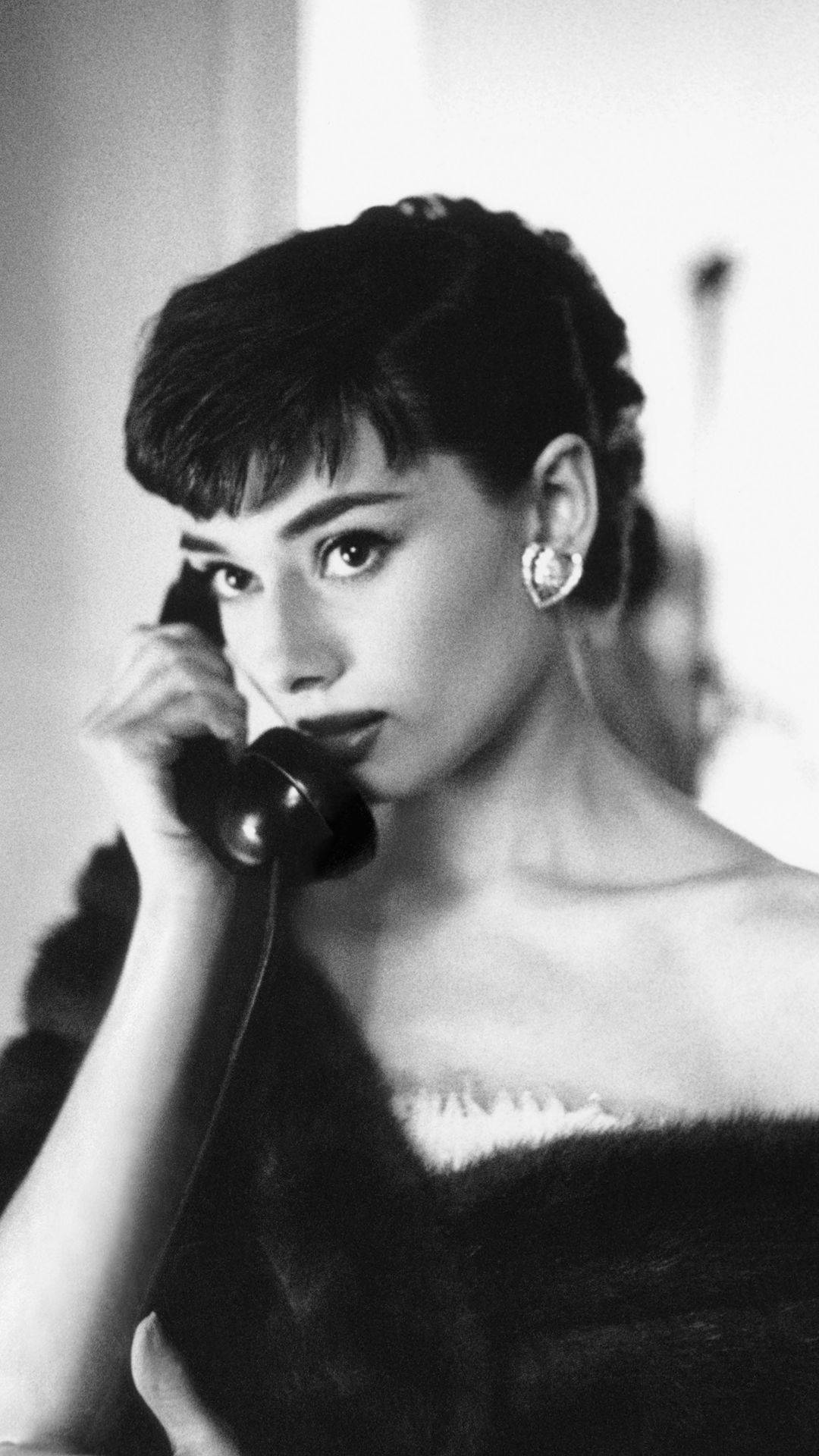 Audrey Hepburn, vintage telephone, black and white portrait, Full HD Phone Wallpaper