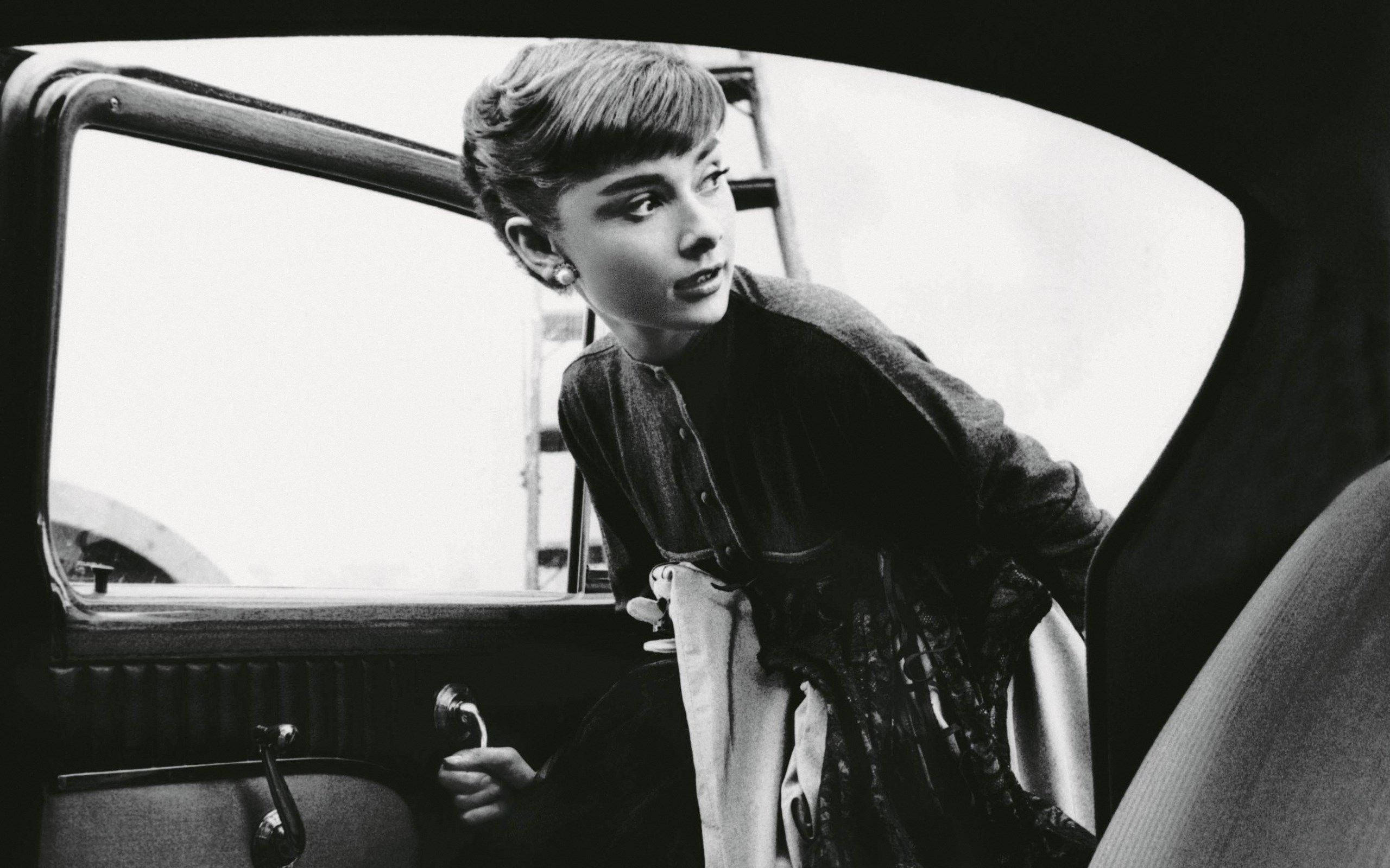 Audrey Hepburn, vintage car, black and white portrait, 2K Desktop Wallpaper
