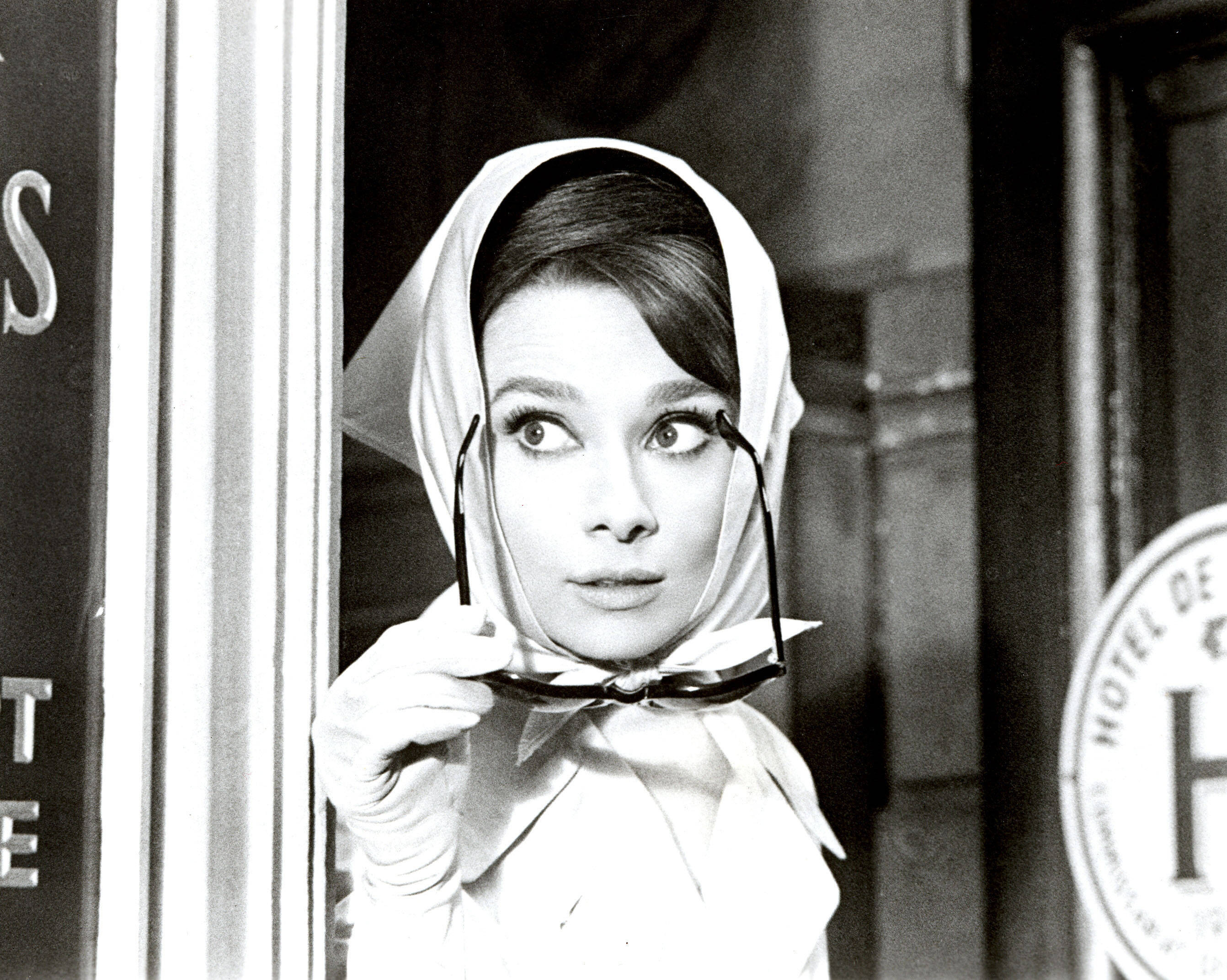 Audrey Hepburn, white headscarf, glasses, 2K Desktop Wallpaper