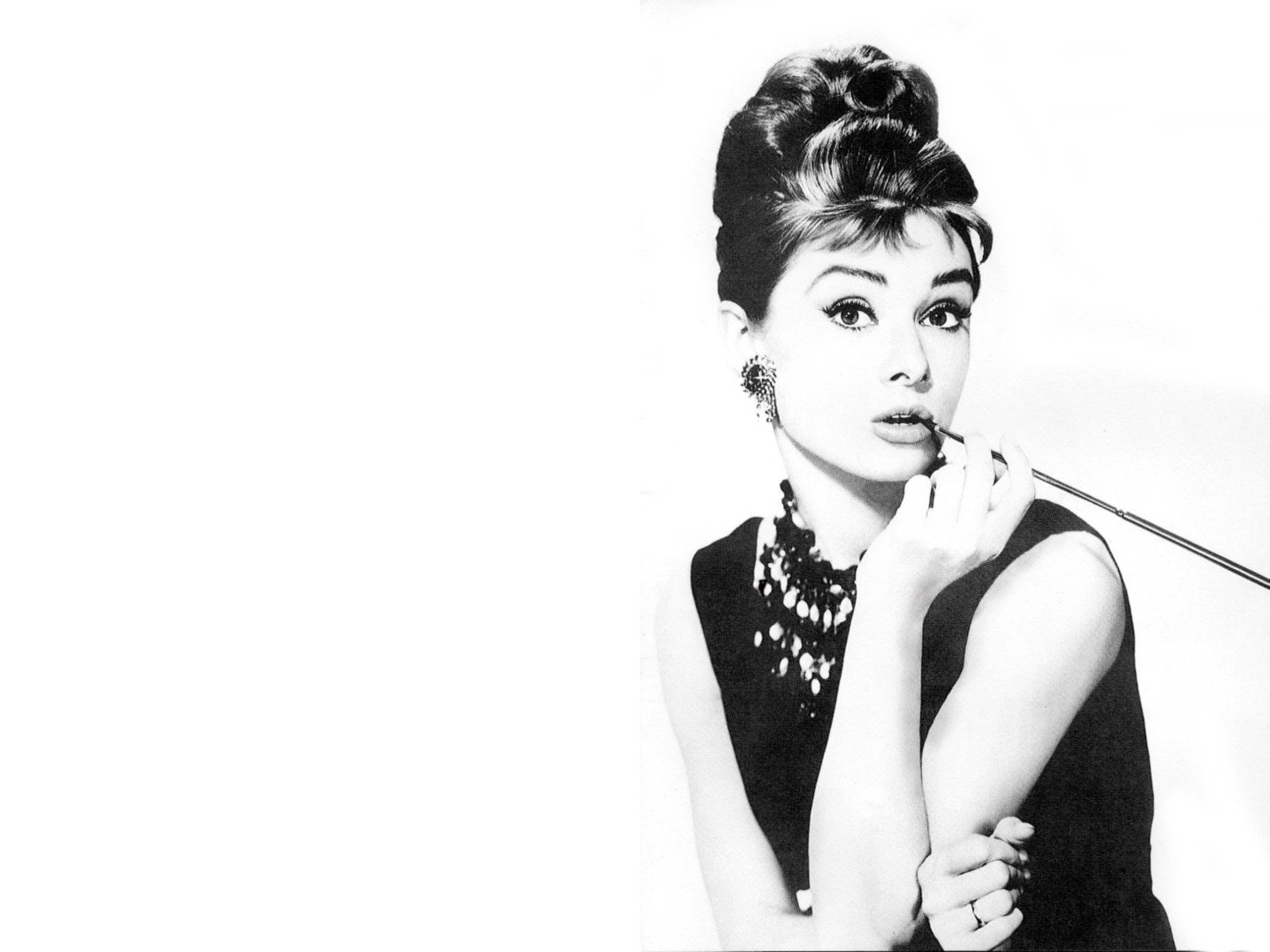 Audrey Hepburn, black and white portrait, cigarette, 2K Desktop Wallpaper