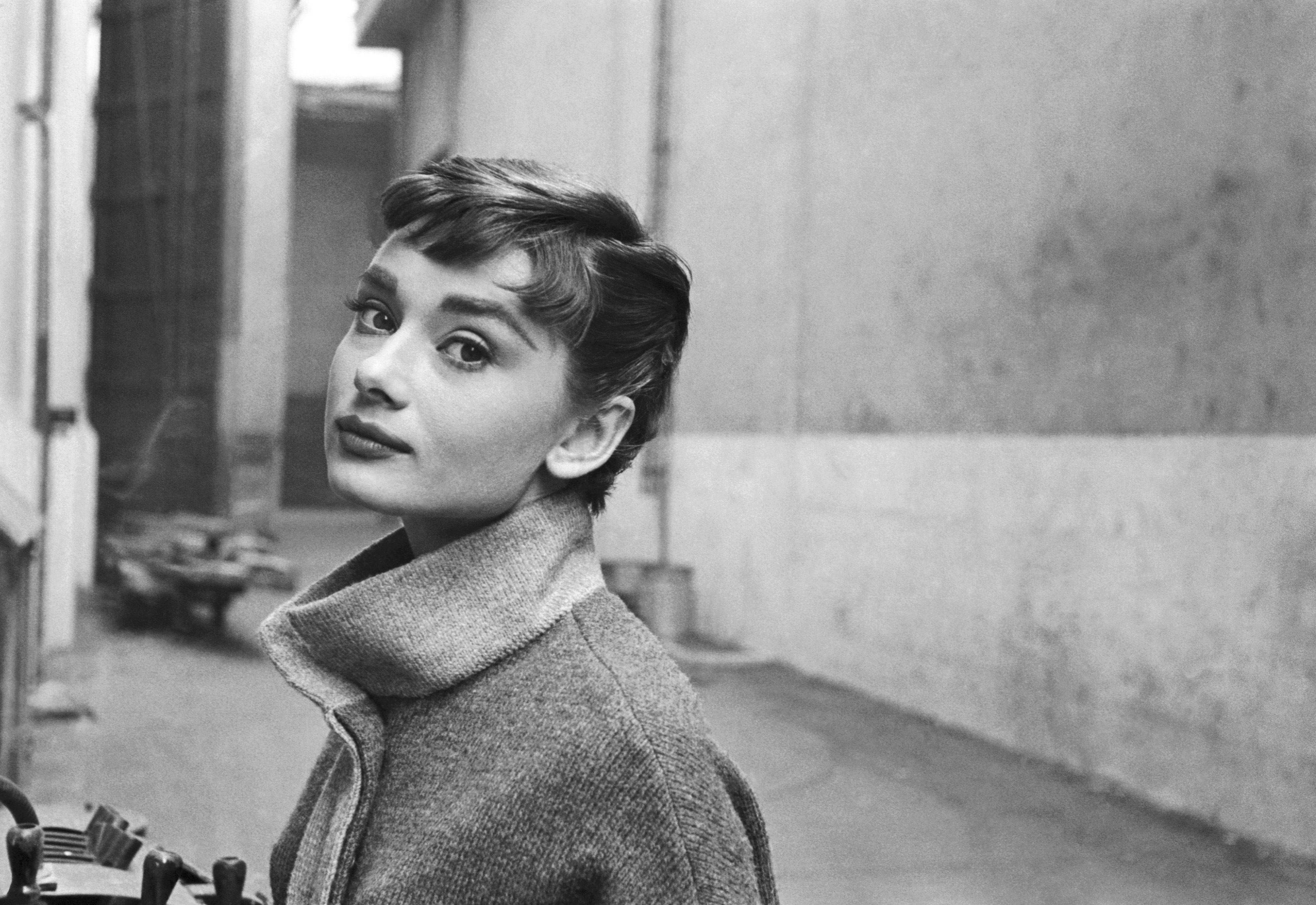 Audrey Hepburn, black and white portrait, narrow alleyway, 2K Desktop Wallpaper