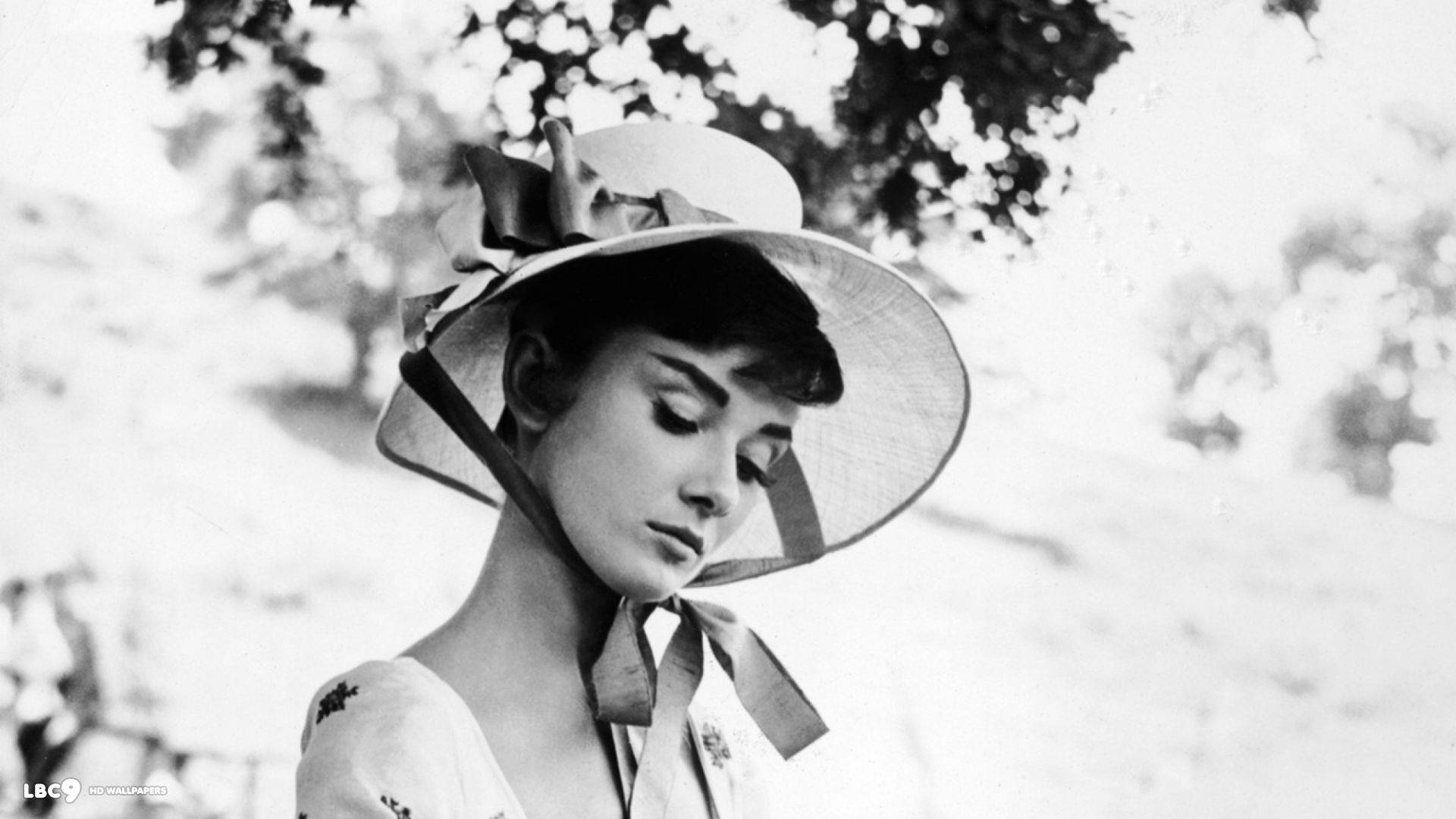Audrey Hepburn, wide-brimmed hat, black and white portrait, Full HD Desktop Wallpaper