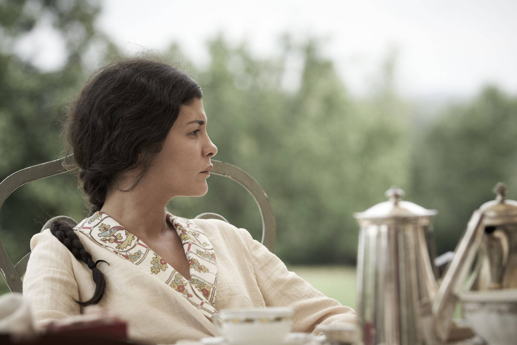 Audrey Tautou, vintage attire, outdoor table, Full HD Desktop Wallpaper