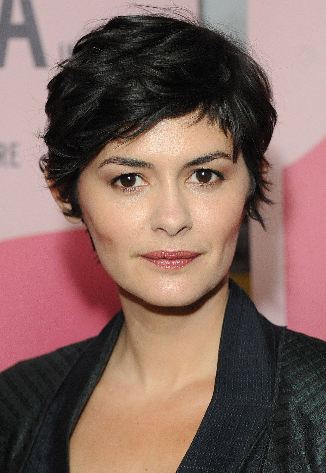 Audrey Tautou, short hair, pink background, HD Phone Wallpaper