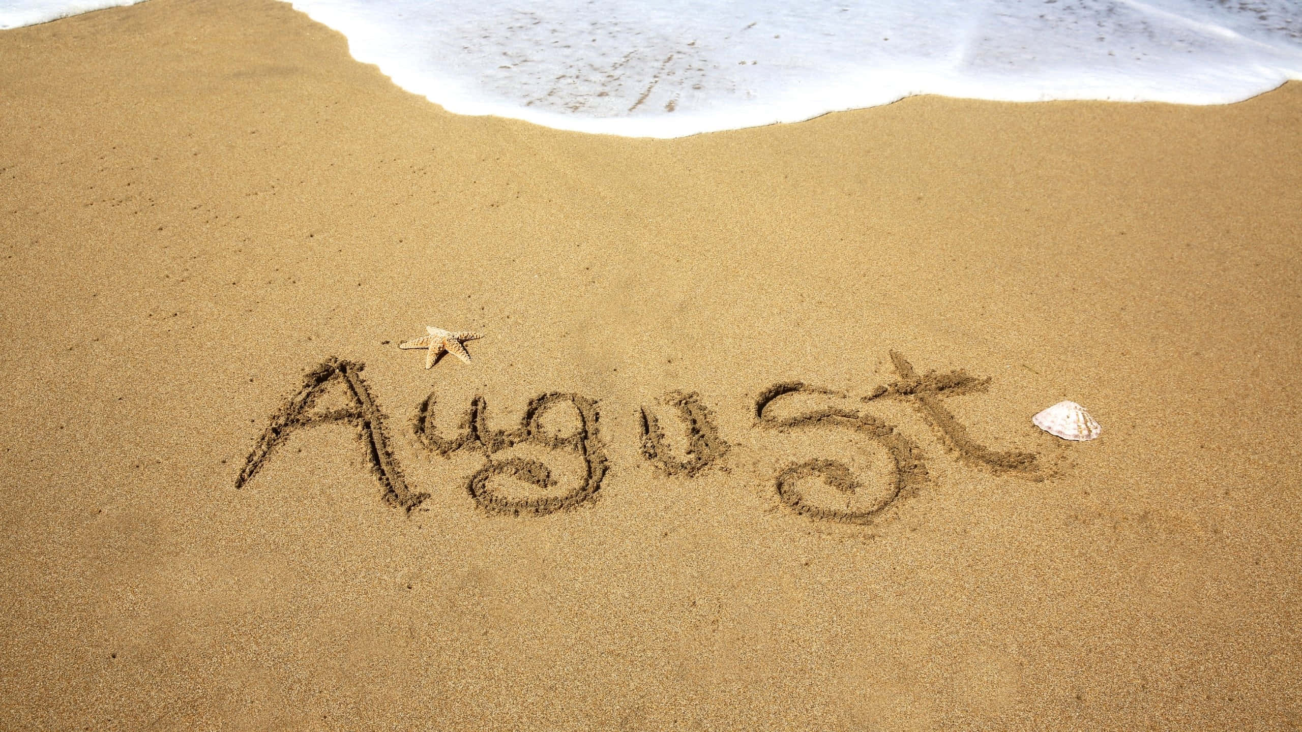 August, cursive, wet golden sand, 2K Desktop Wallpaper