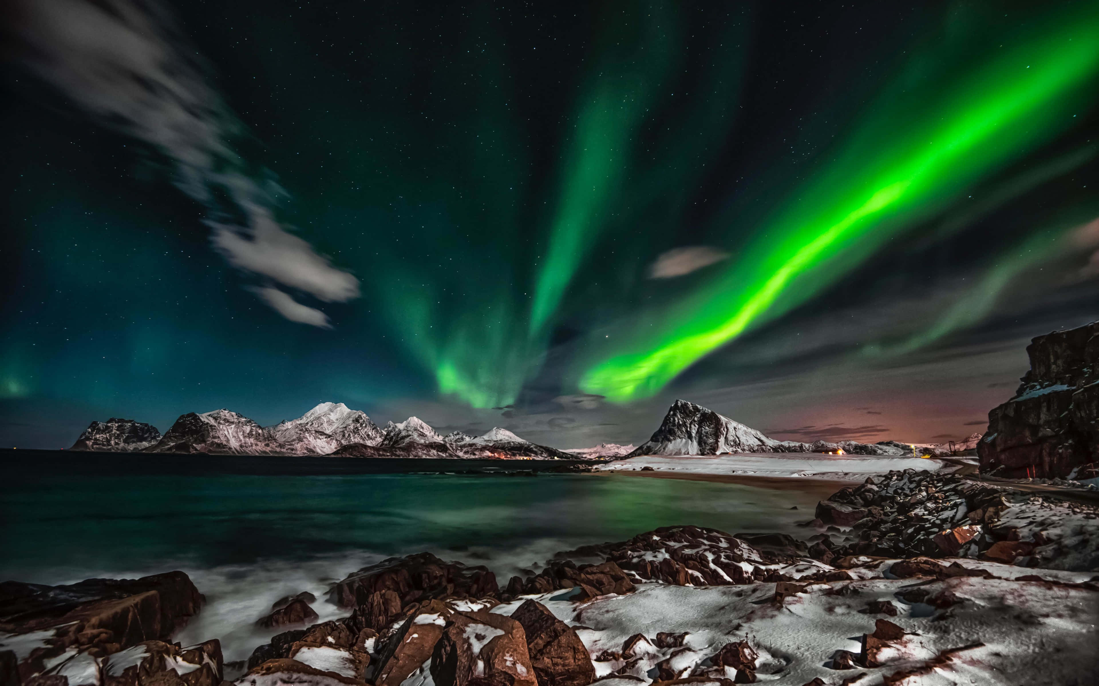 Aurora borealis, starry night sky, snowcapped mountains, 4K Desktop Wallpaper