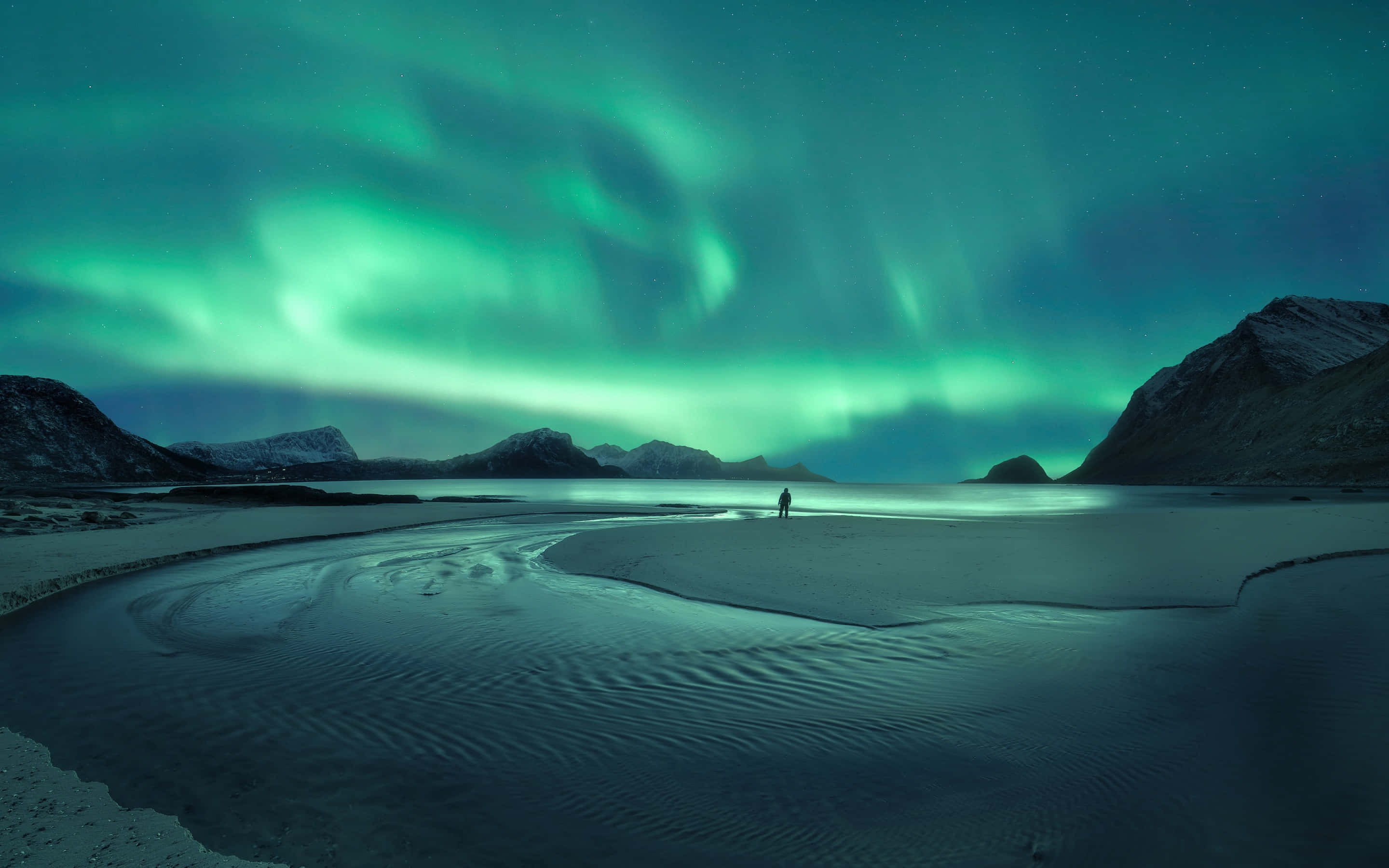 Aurora borealis, sandy beach, starry night sky, 2K Desktop Wallpaper