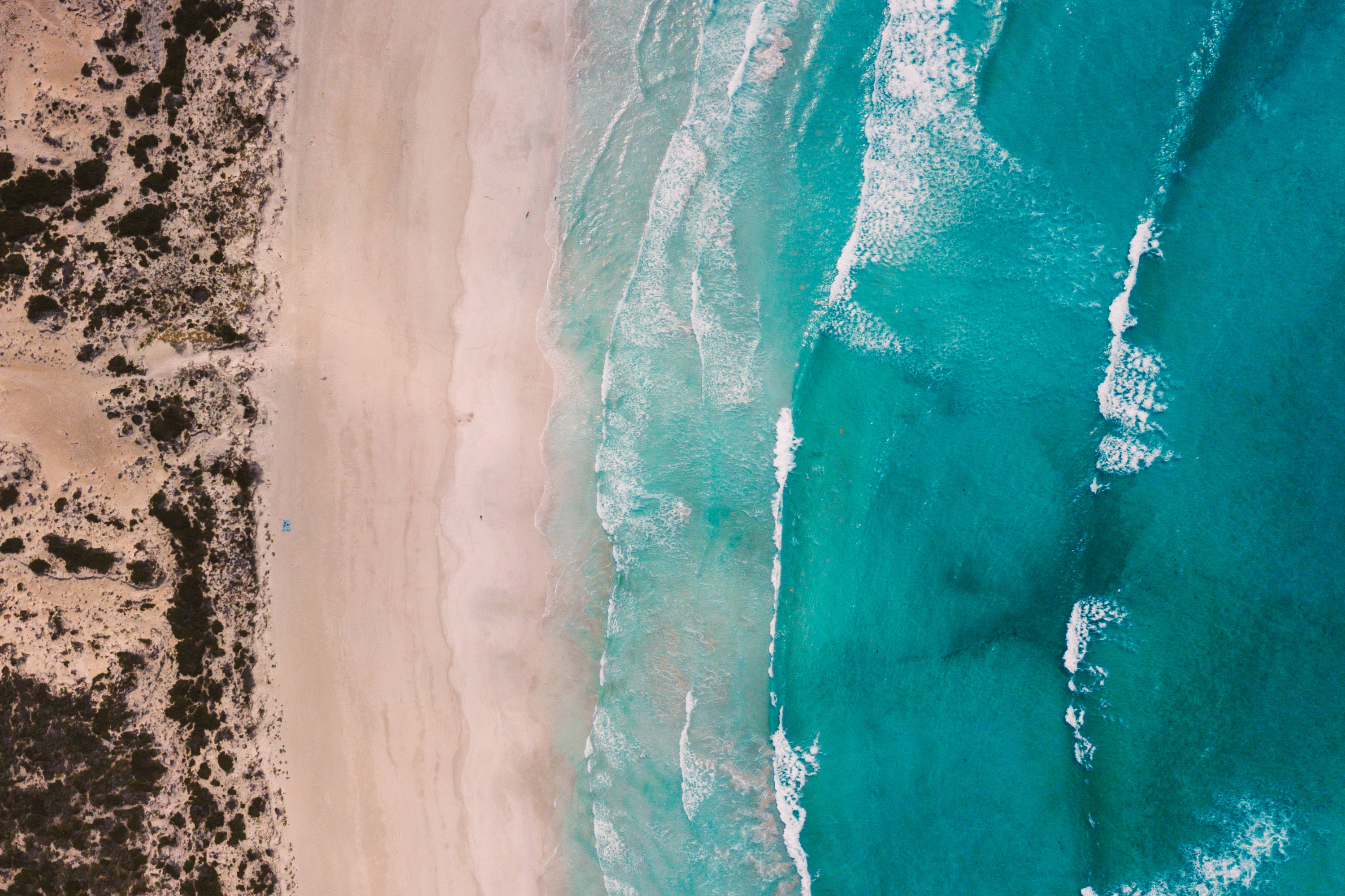Australia, turquoise waves, pale sandy beach, 2K Desktop Wallpaper