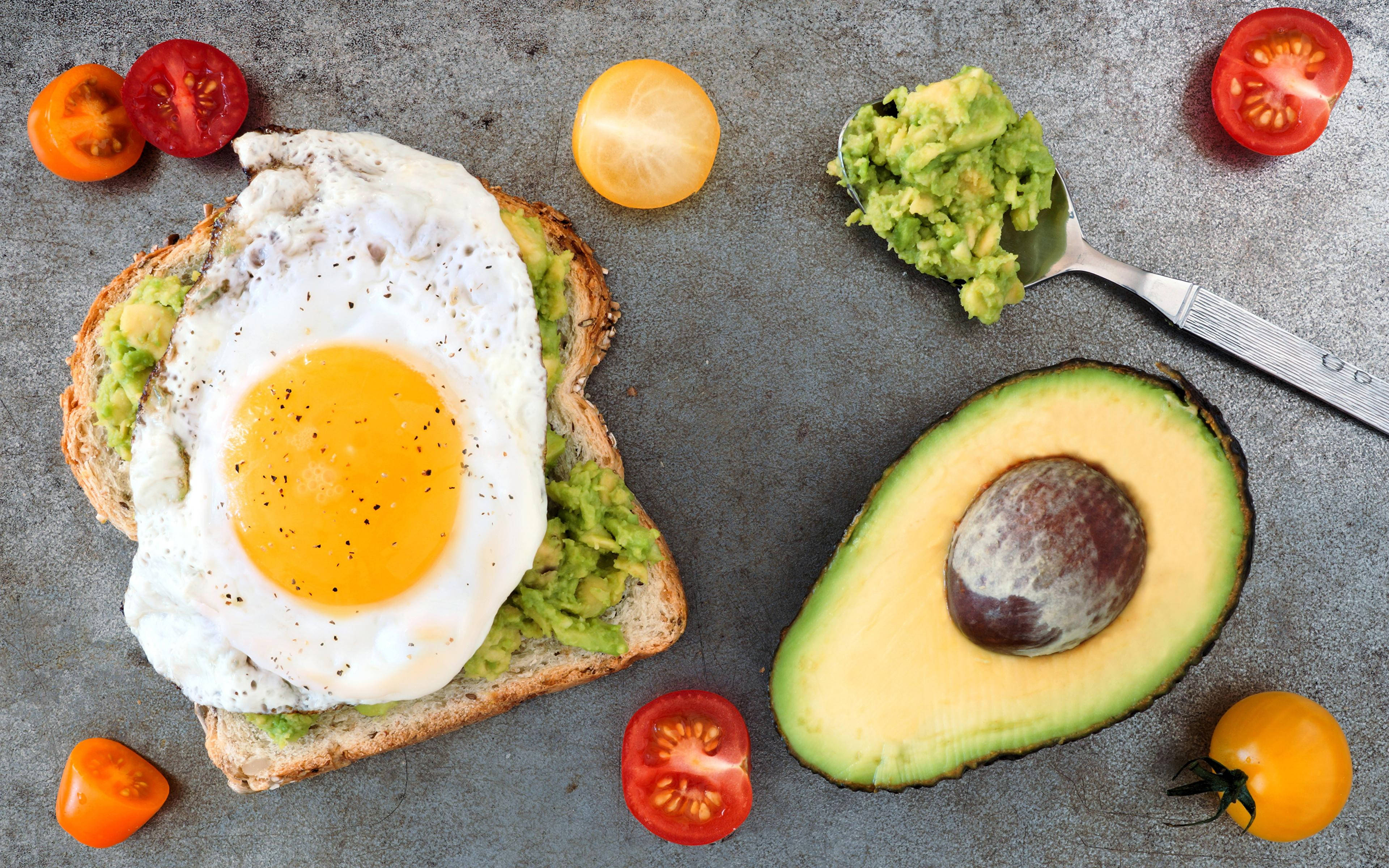 avocado toast, sunny-side-up egg, cherry tomatoes, 4K Desktop Wallpaper