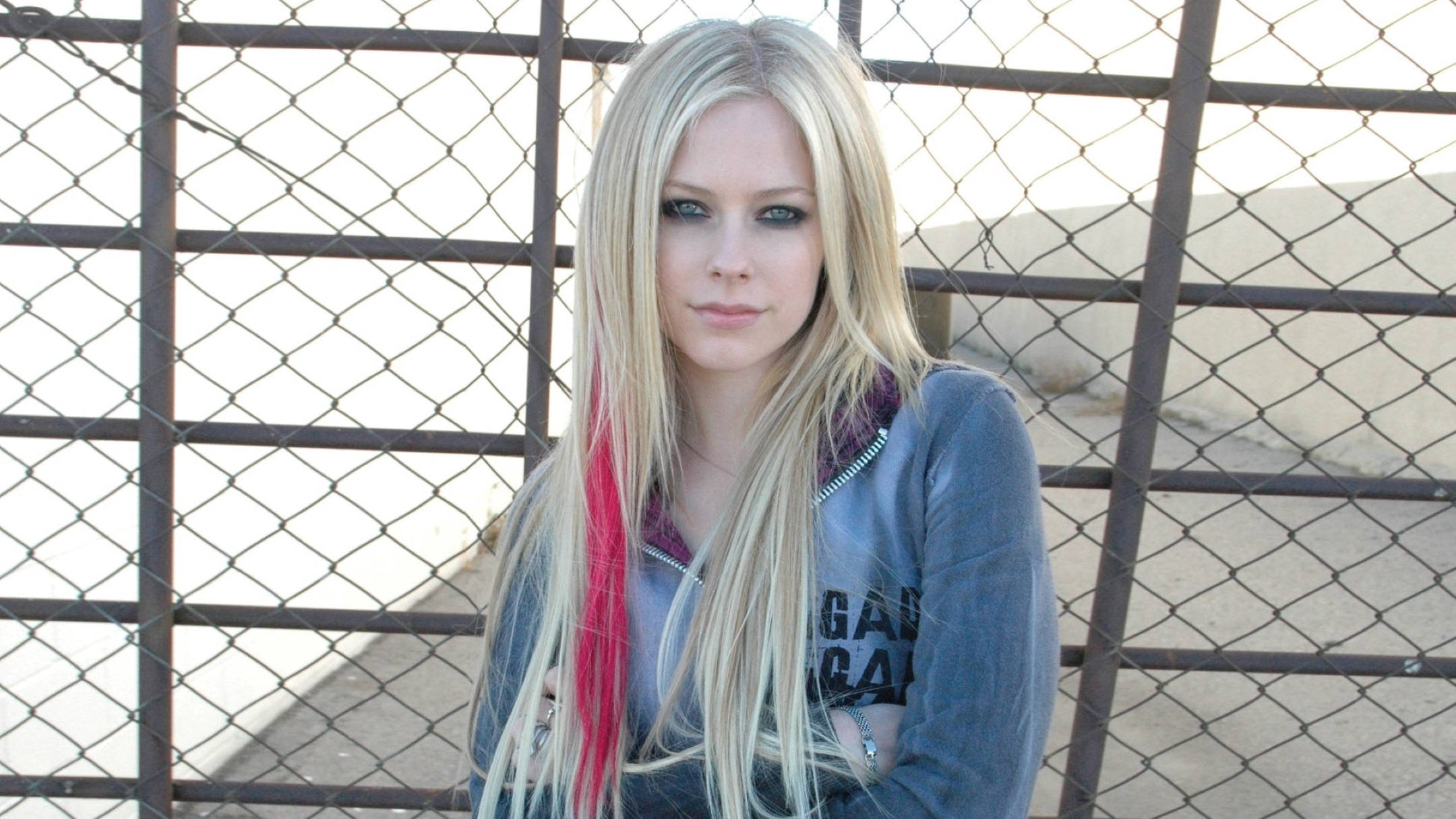 Avril Lavigne, long blonde hair, red streak, Full HD Desktop Wallpaper