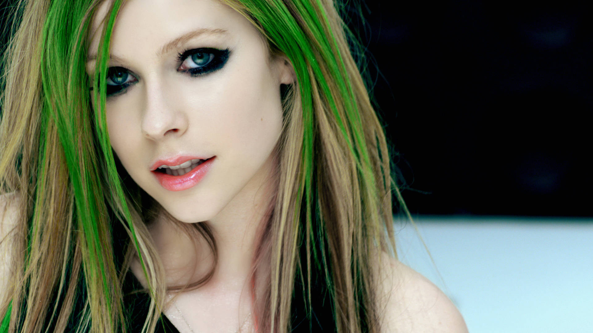 Avril Lavigne, green highlights, dark eye makeup, Full HD Desktop Wallpaper