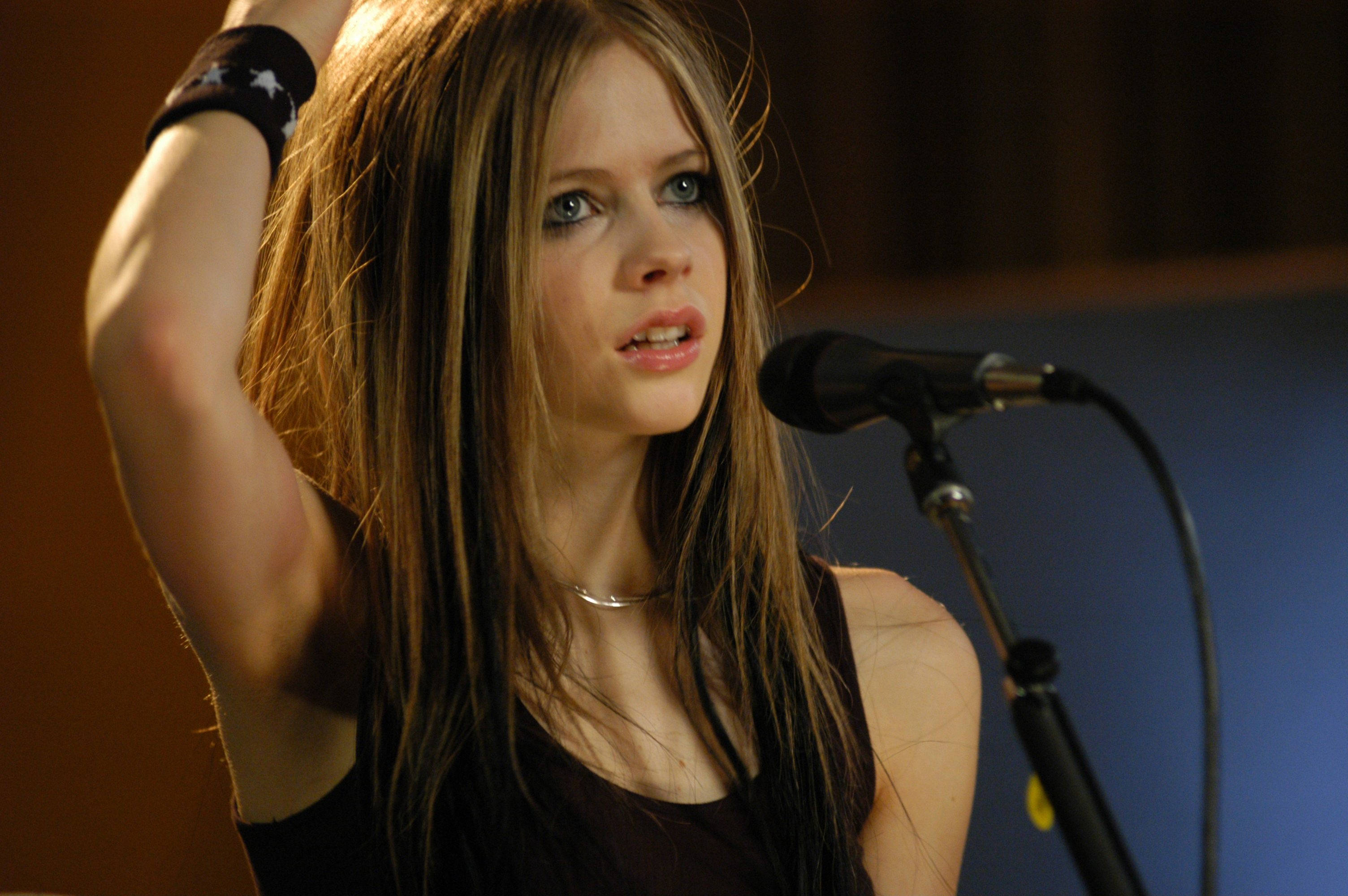 Avril Lavigne, female singer, long hair, 2K Desktop Wallpaper