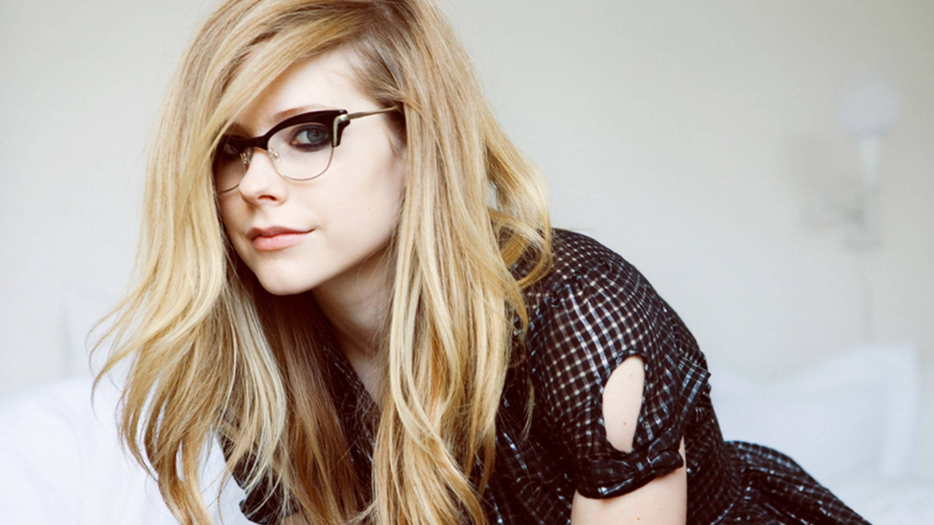 Avril Lavigne, long blonde hair, glasses, Full HD Desktop Wallpaper