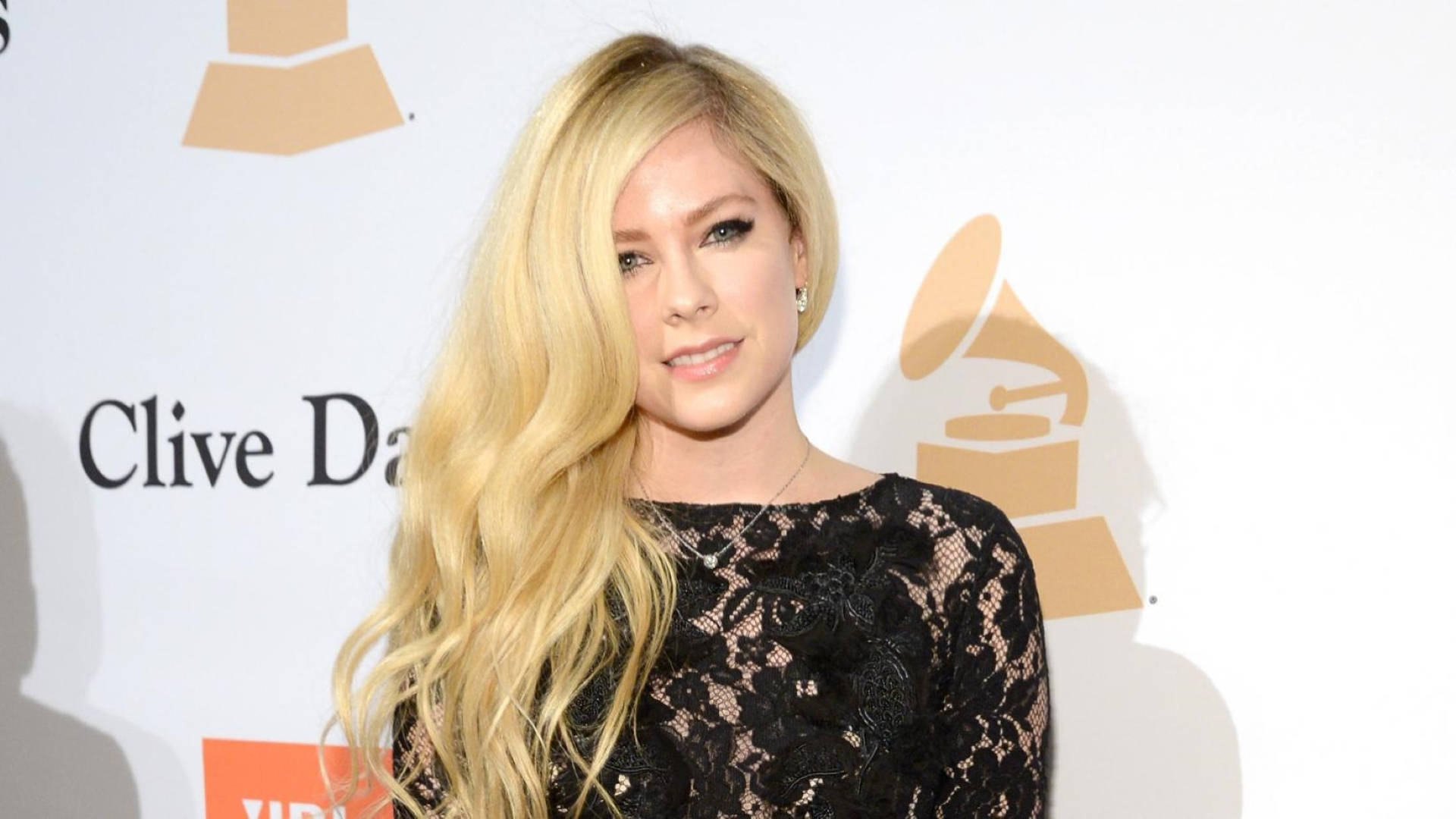 Avril Lavigne, 2016 Pre-Grammy Gala, black lace dress, Full HD Desktop Wallpaper