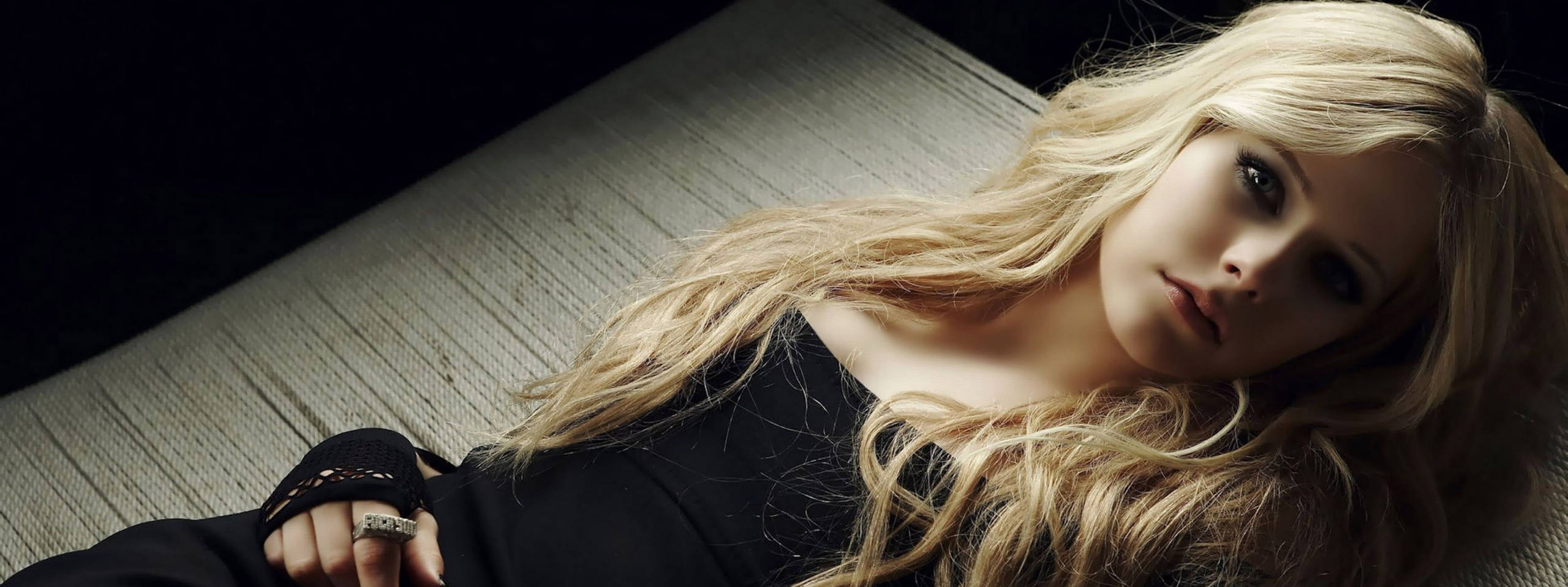 Avril Lavigne, blonde, long wavy hair, 2K Desktop Wallpaper