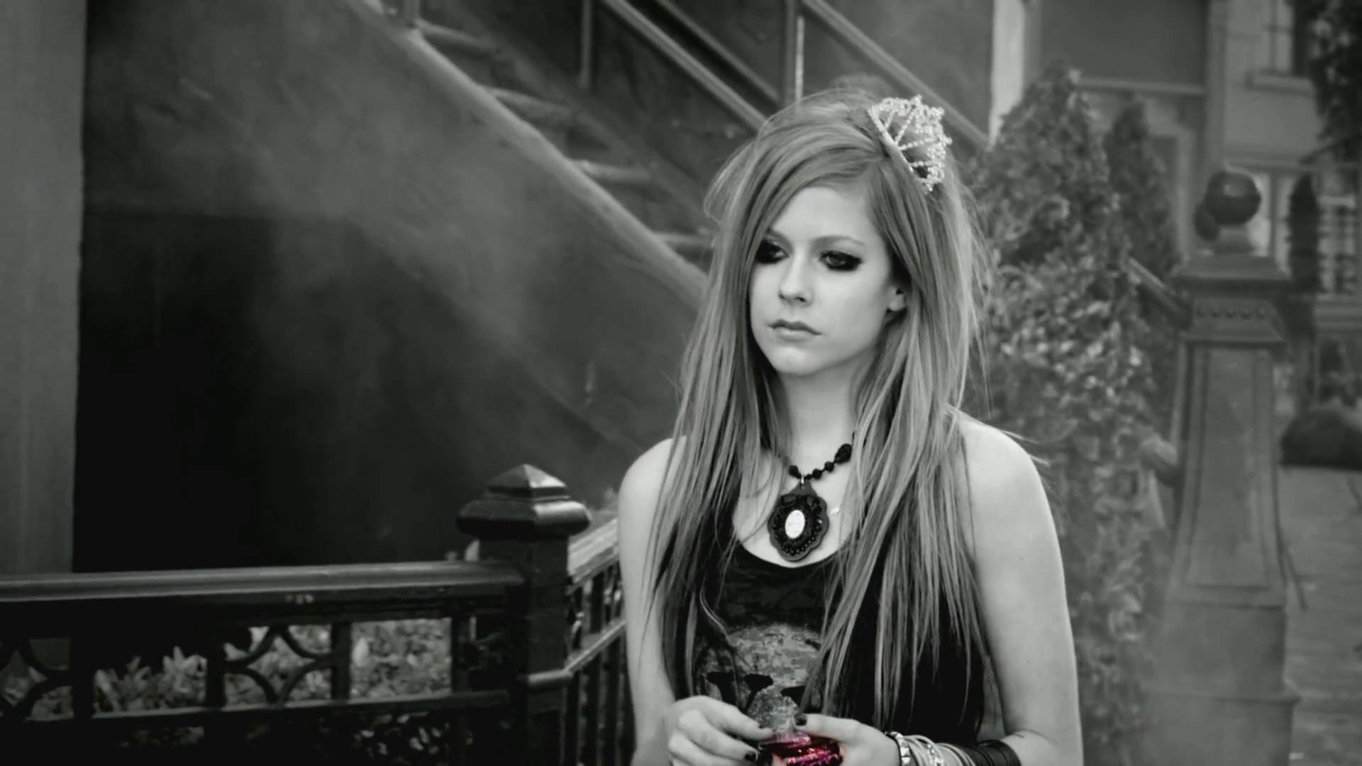 Avril Lavigne, When You're Gone, red bottle, Full HD Desktop Wallpaper