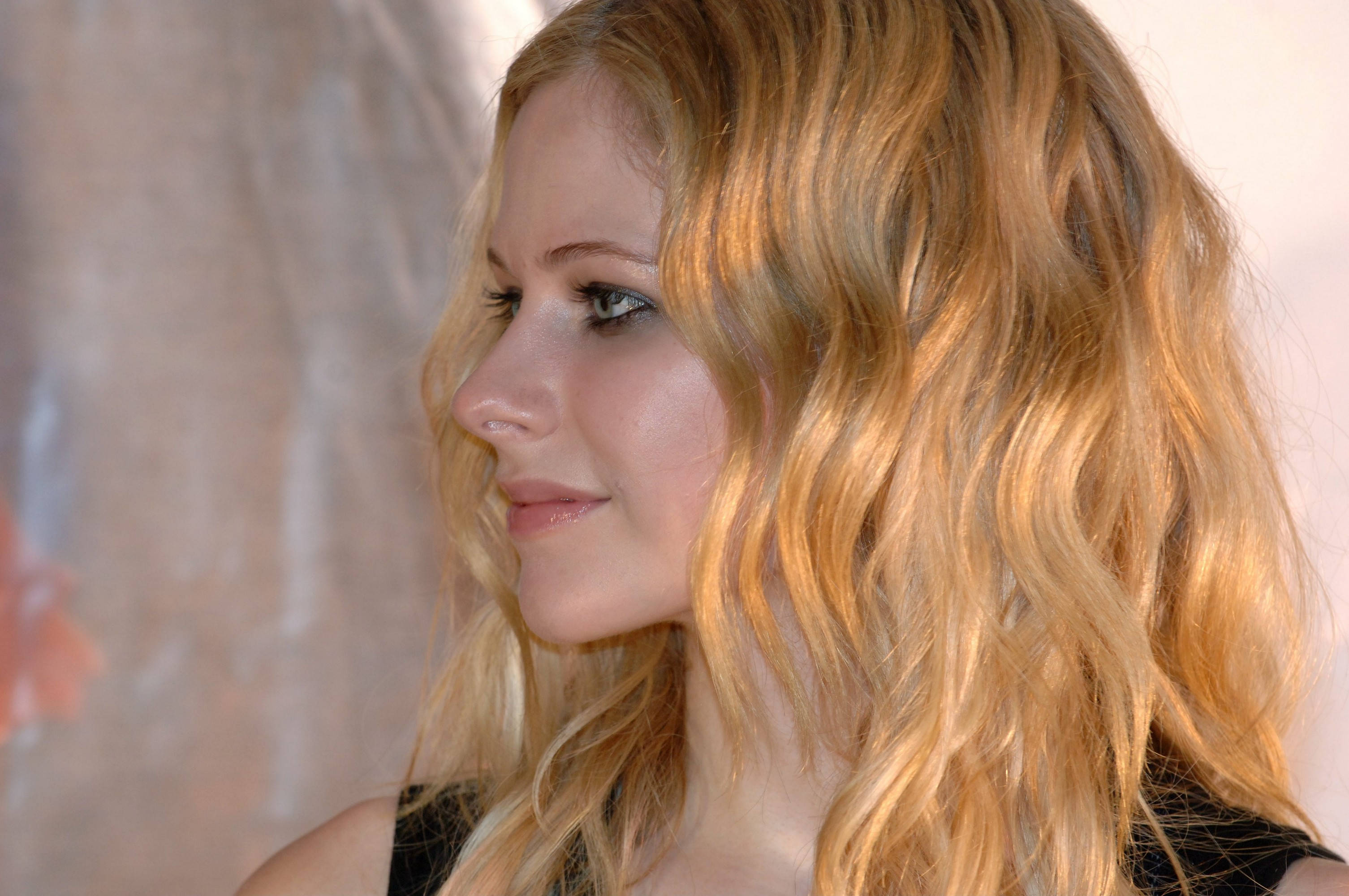 Avril Lavigne, wavy blonde hair, soft smile, 2K Desktop Wallpaper