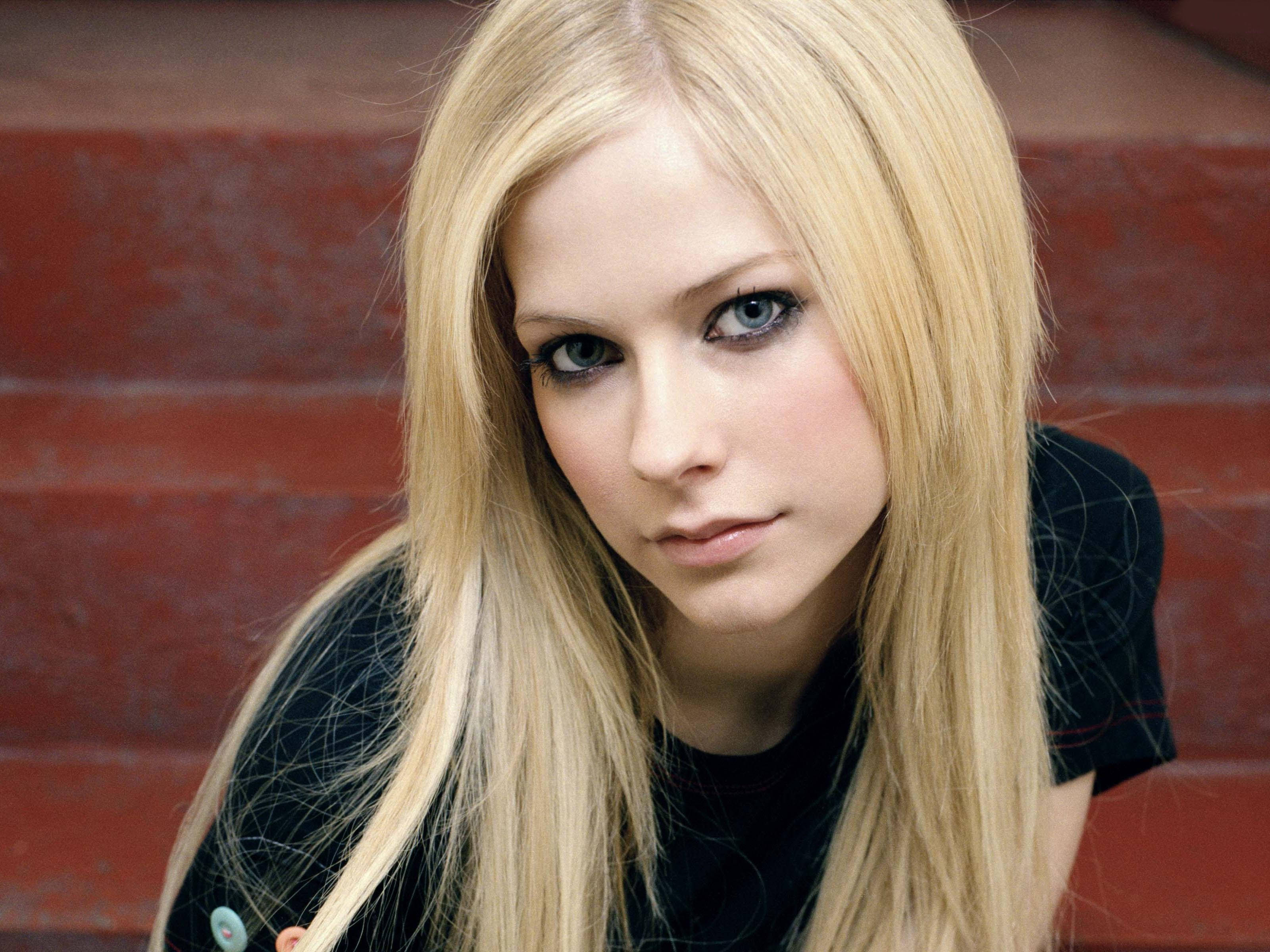 Avril Lavigne, blonde woman, intense blue eyes, 2K Desktop Wallpaper