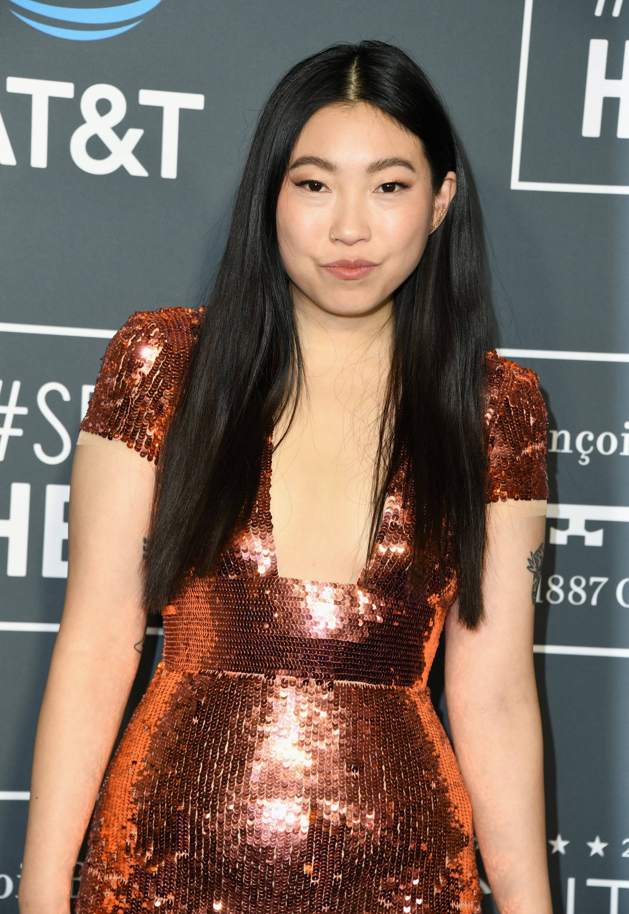 Awkwafina, metallic bronze sequin dress, shimmering copper sequin dress, 2K Phone Wallpaper