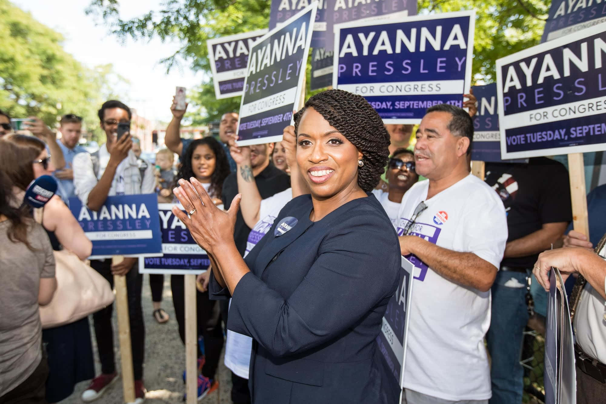 Ayanna Pressley, clapping campaign stop, daytime campaign rally, Full HD Desktop Wallpaper
