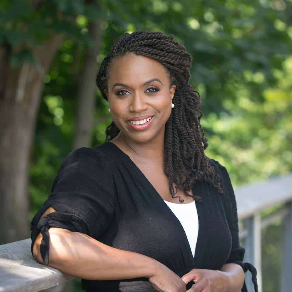 Ayanna Pressley, braided hair, railing, SD Desktop Wallpaper