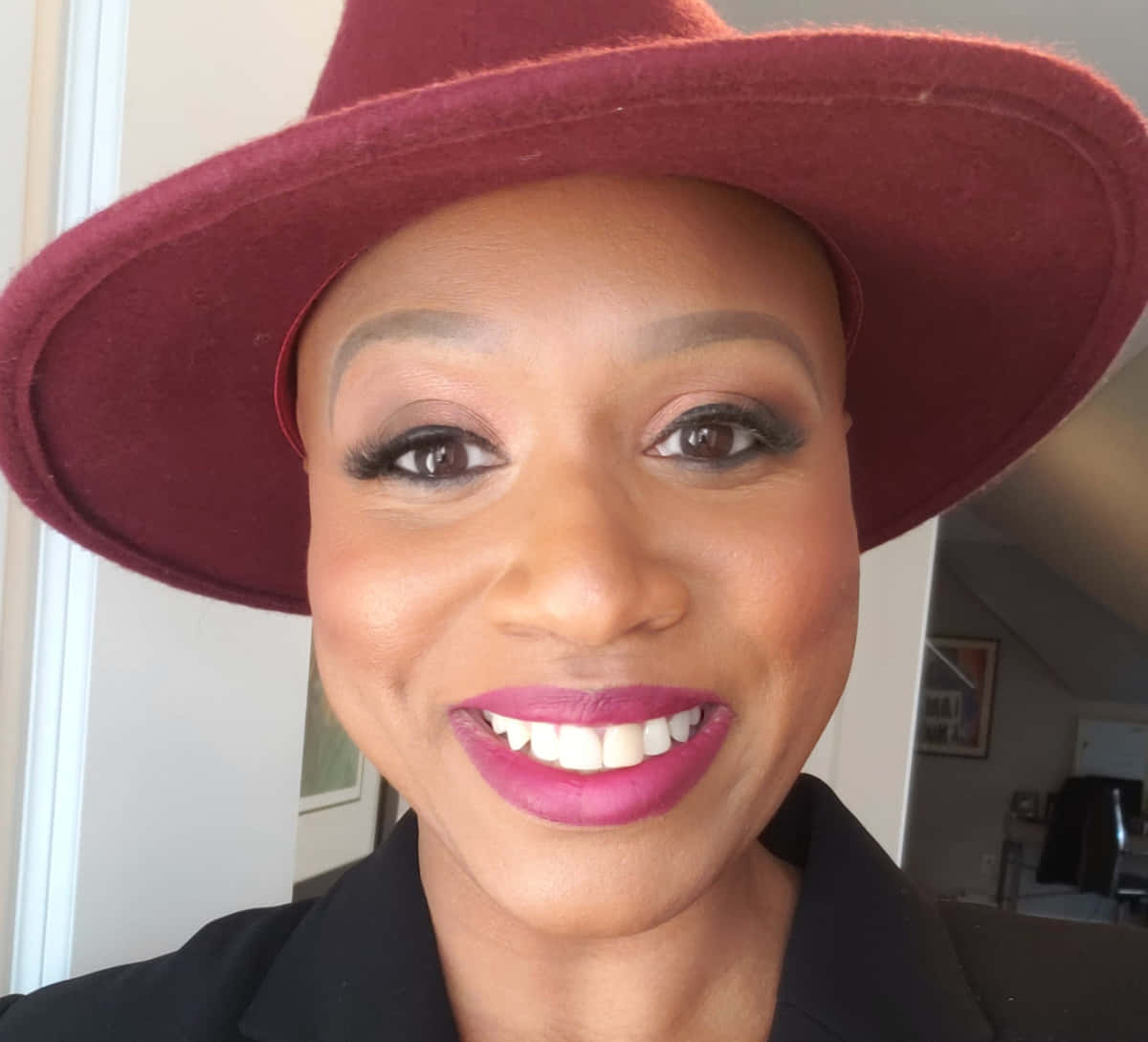 Ayanna Pressley, pink hat, wide-brimmed burgundy hat, SD Desktop Wallpaper