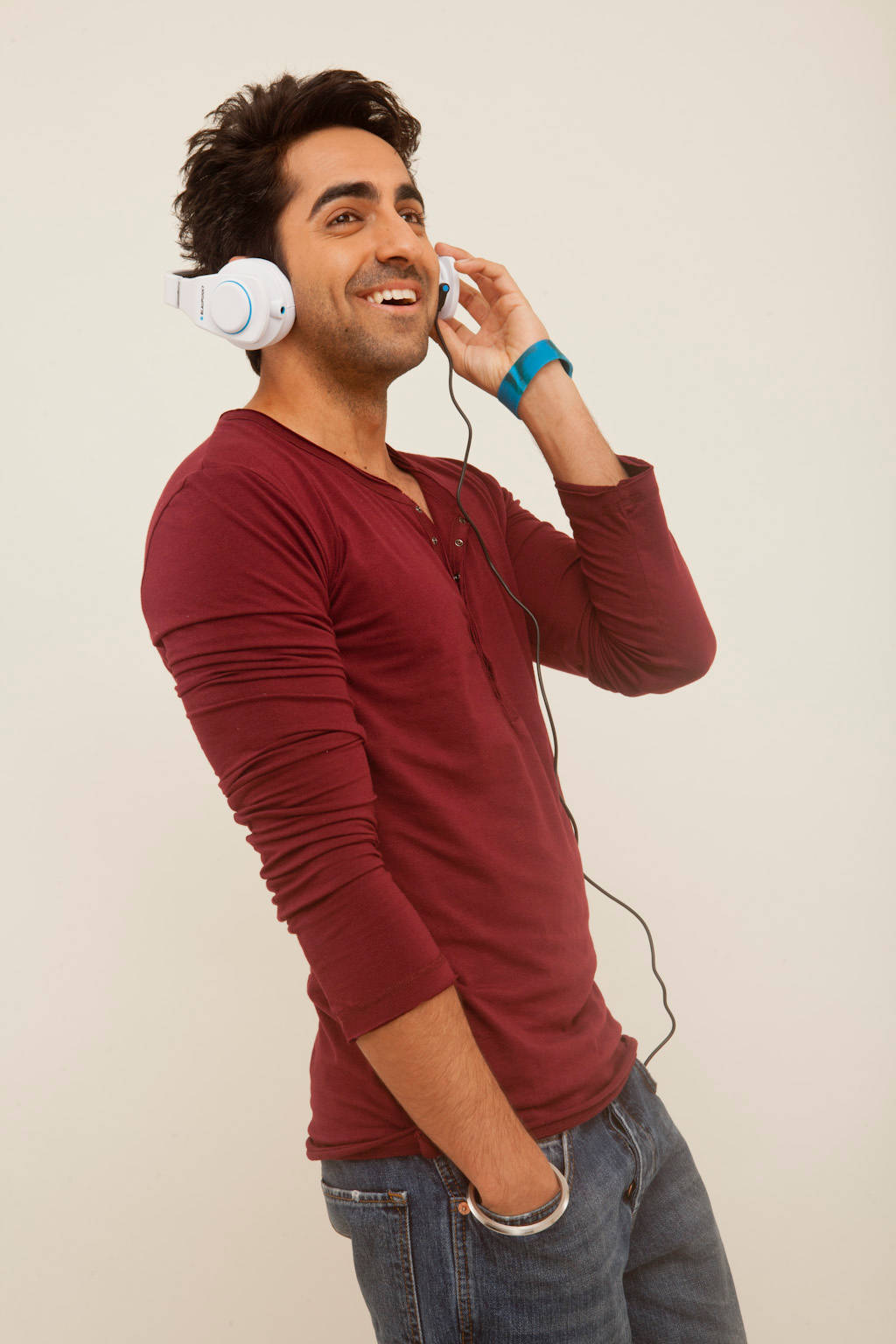 Ayushmann Khurrana, maroon shirt, jeans, HD Phone Wallpaper