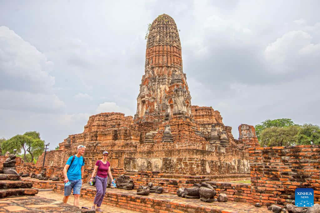 Ayutthaya Historical Park, tourists, ancient stupa, SD Desktop Wallpaper