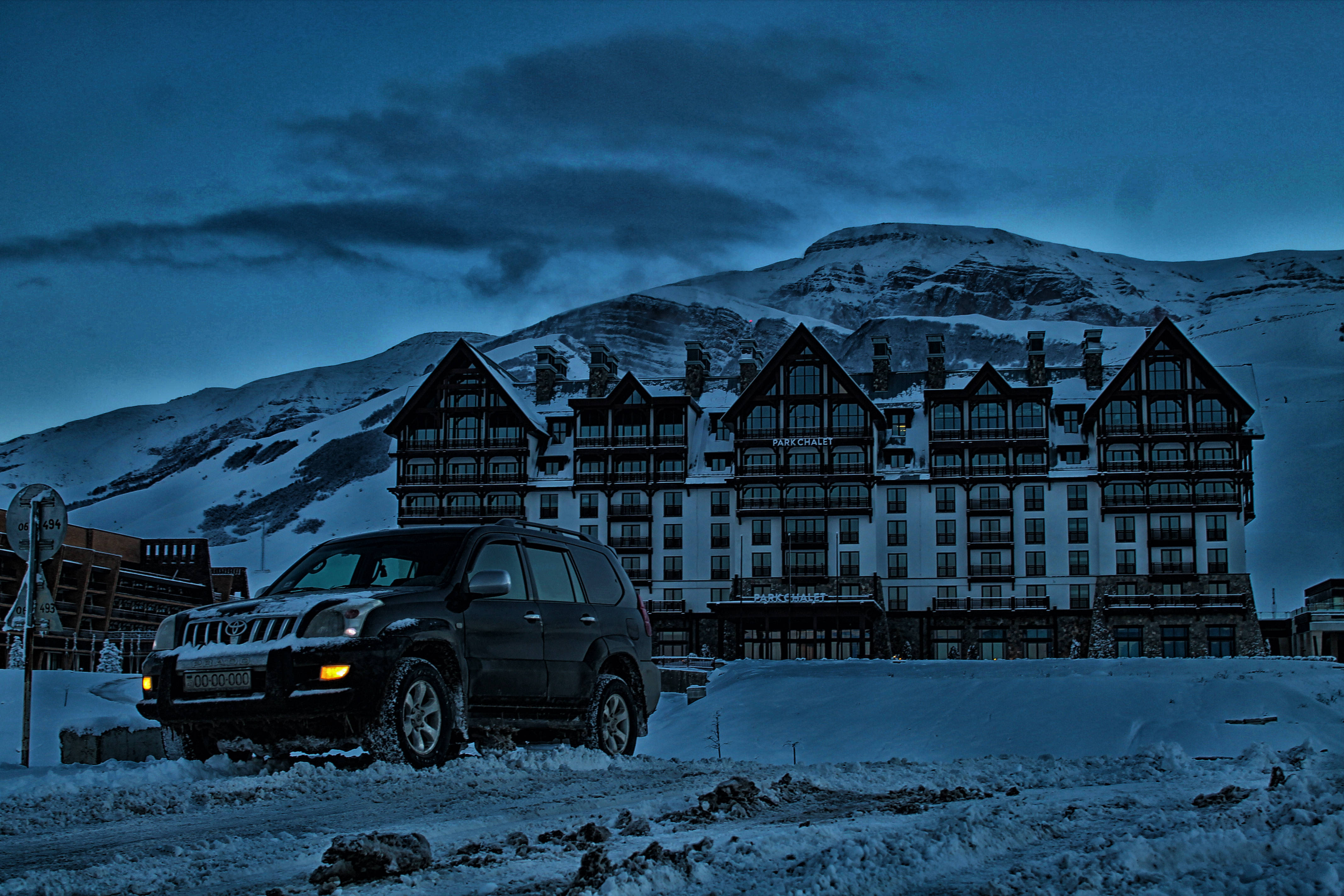 Azerbaijan, winter season, black SUV, 4K Desktop Wallpaper