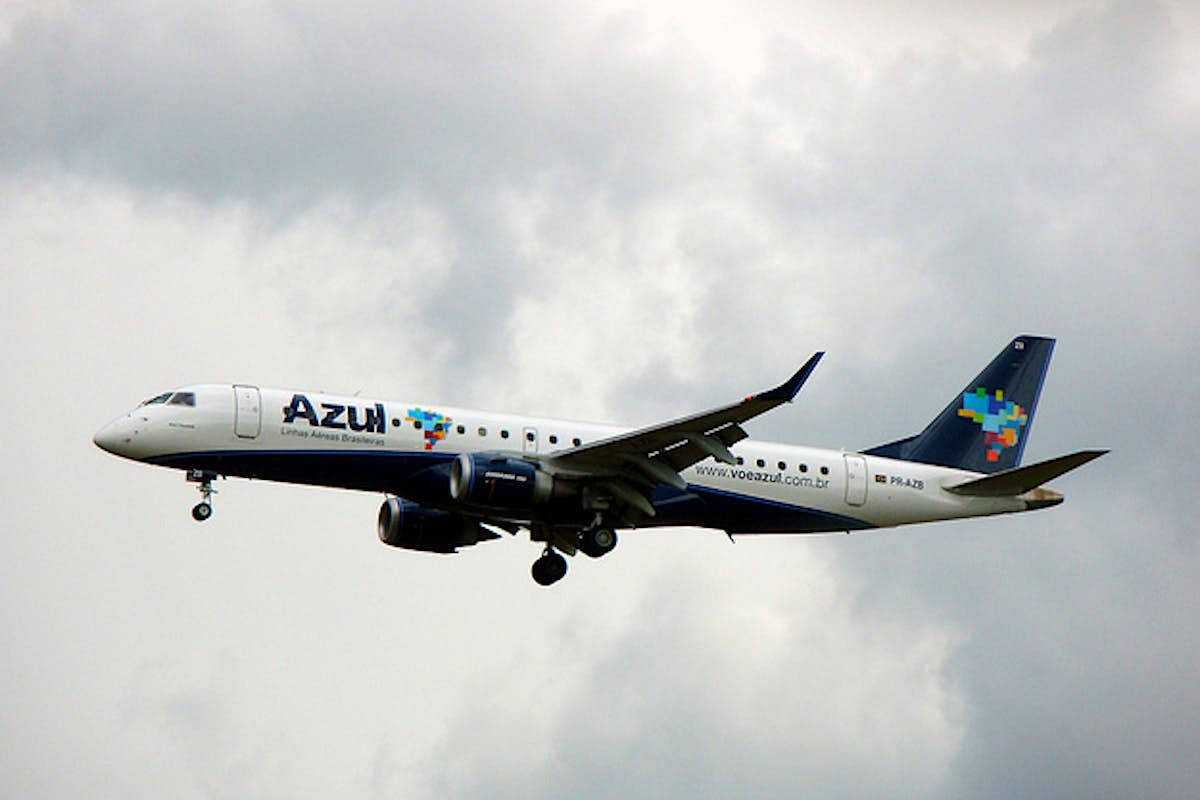 Azul Airlines, passenger jet, landing gear down, SD Desktop Wallpaper