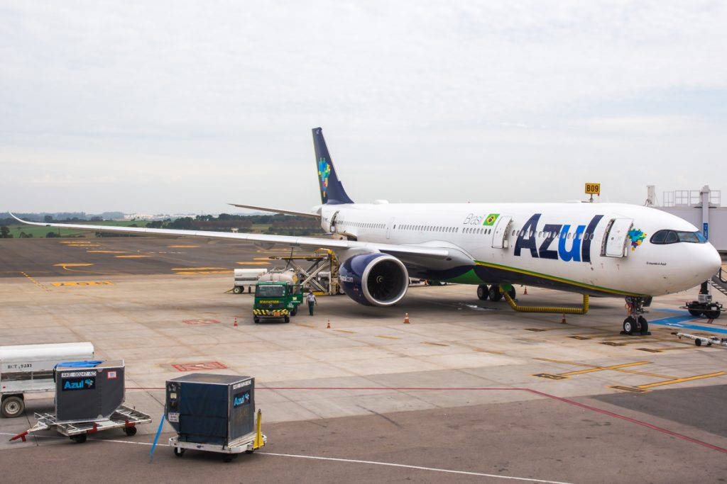 Azul Airlines, airplane, airport gate, SD Desktop Wallpaper