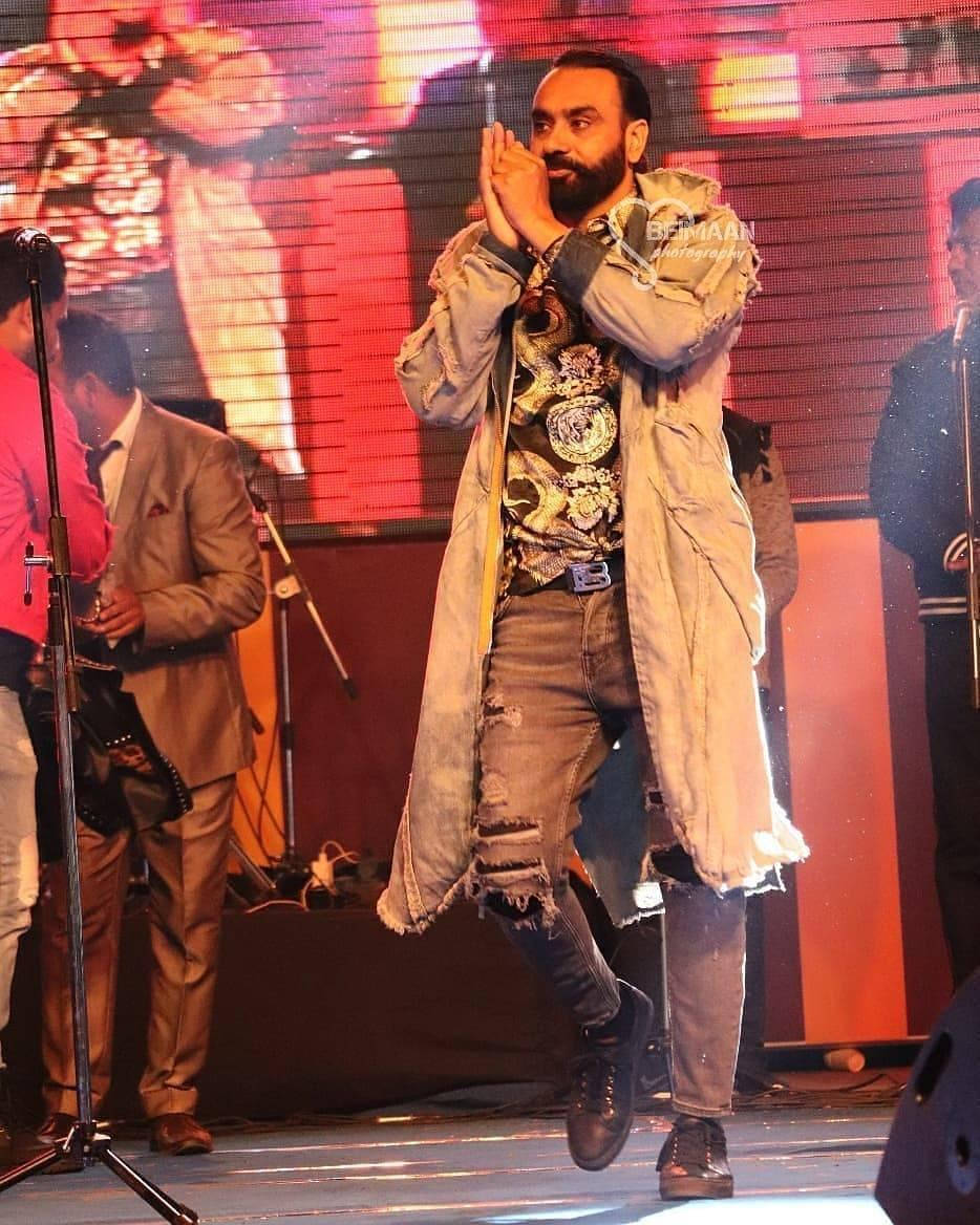 Babbu Maan, lit stage, musicians, SD Phone Wallpaper