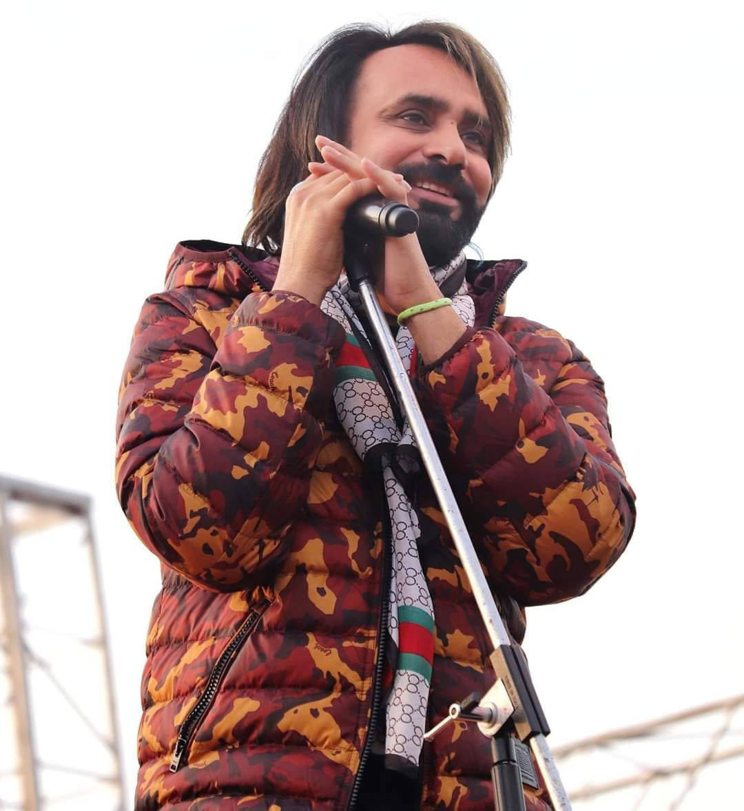 Babbu Maan, red and orange camouflage puffer jacket, microphone, SD Phone Wallpaper