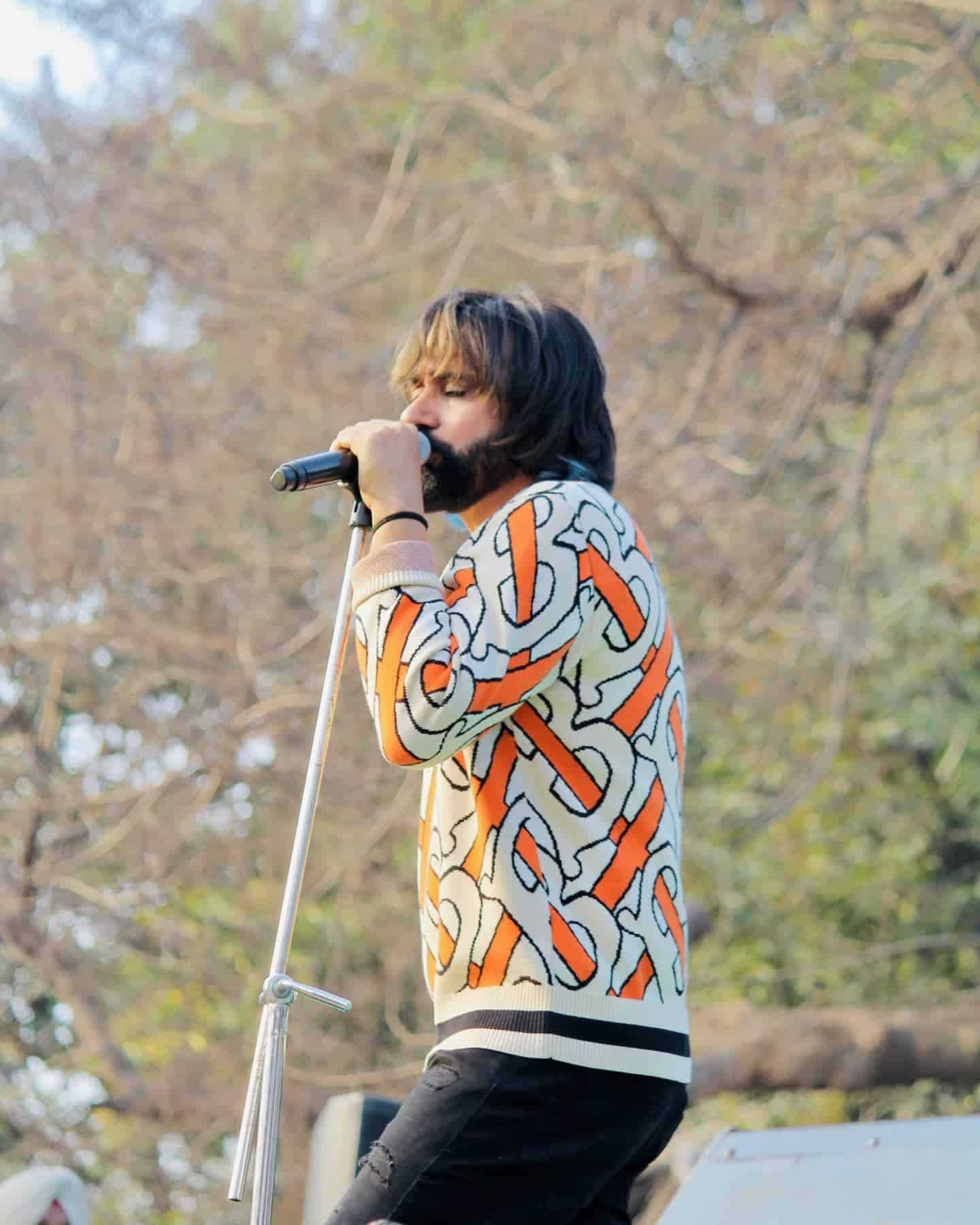 Babbu Maan, orange and white patterned sweater, microphone, HD Phone Wallpaper